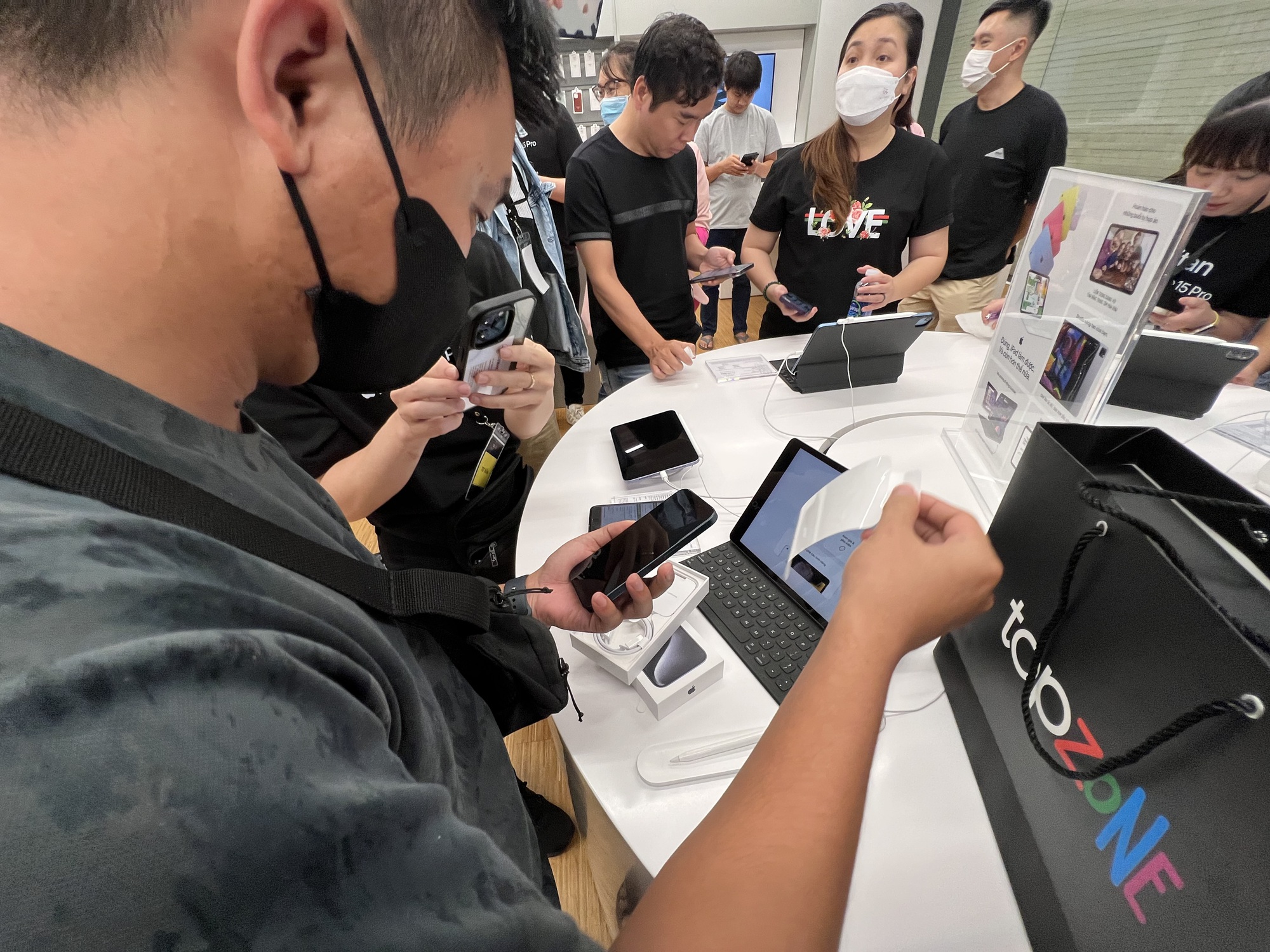 Nửa đêm, khách háo hức chờ nhận iPhone 15 - Ảnh 8.