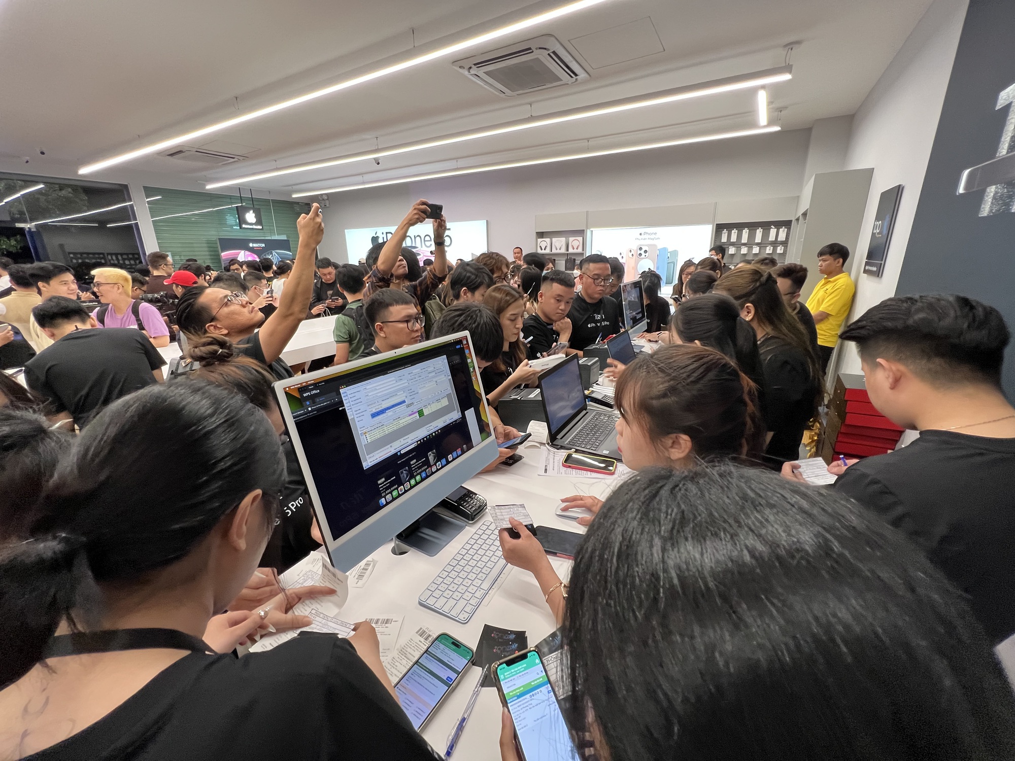 Nửa đêm, khách háo hức chờ nhận iPhone 15
