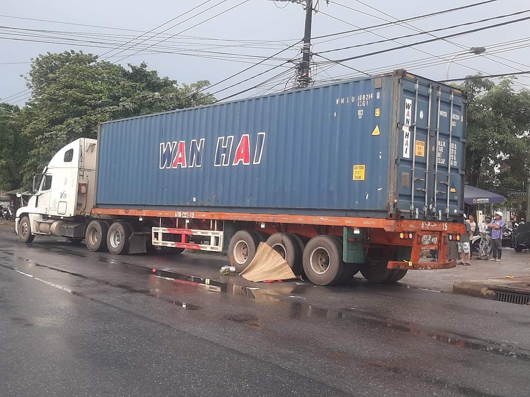 Người phụ nữ ngh&egrave;o chết dưới b&aacute;nh xe đầu k&eacute;o để lại con trai bơ vơ - Ảnh 1.