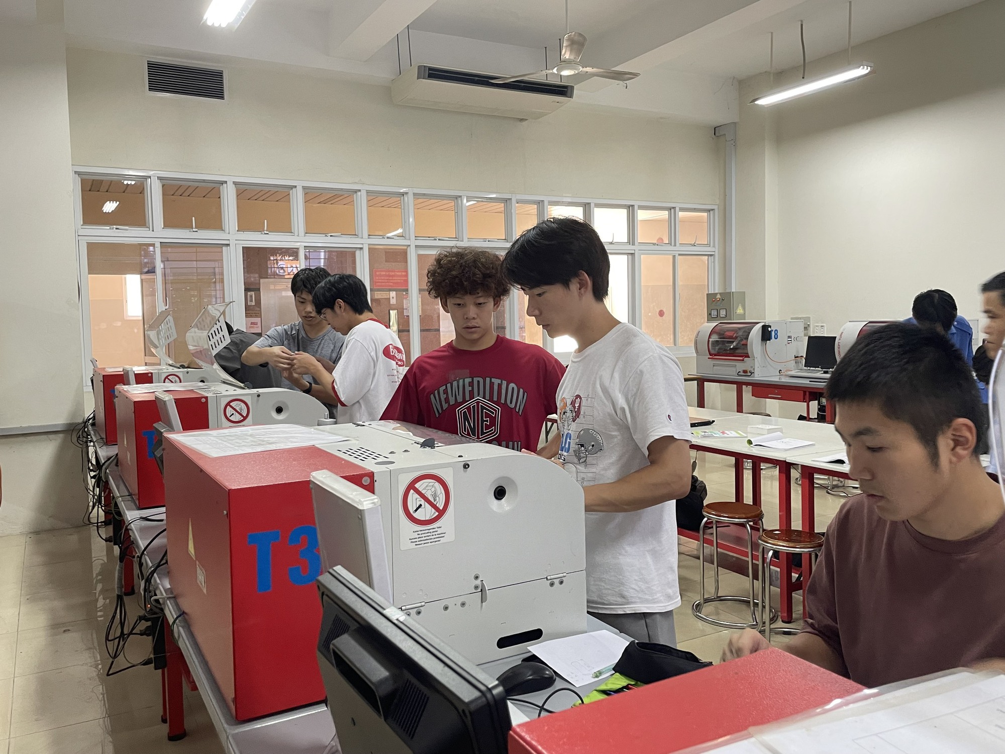 Sinh vi&ecirc;n Nhật đến Việt Nam học nghề, đ&oacute;n Trung thu - Ảnh 4.