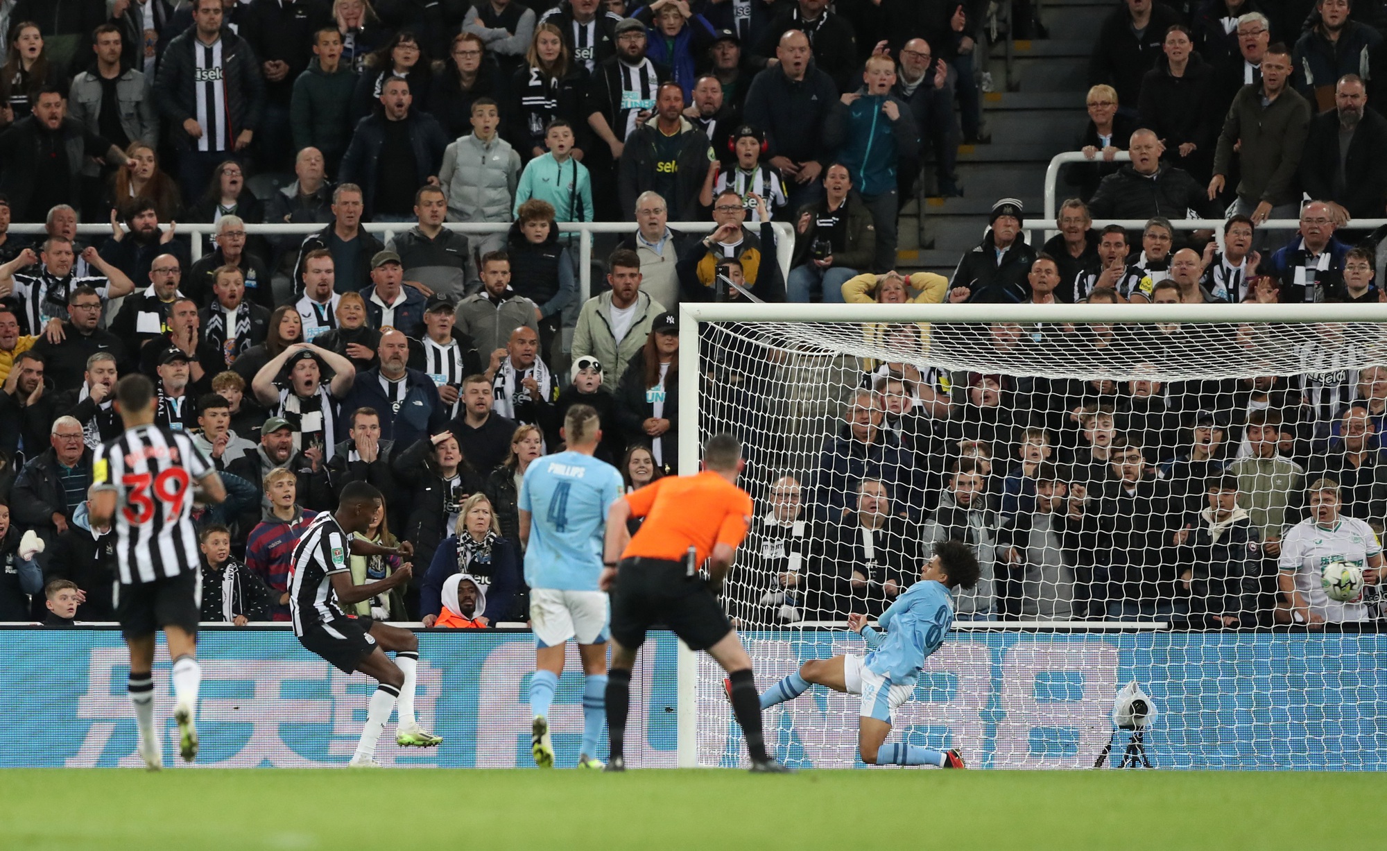 Sốc: Man City cúi đầu rời League Cup, Liverpool ngược dòng chật vật ở Leicester - Ảnh 2.