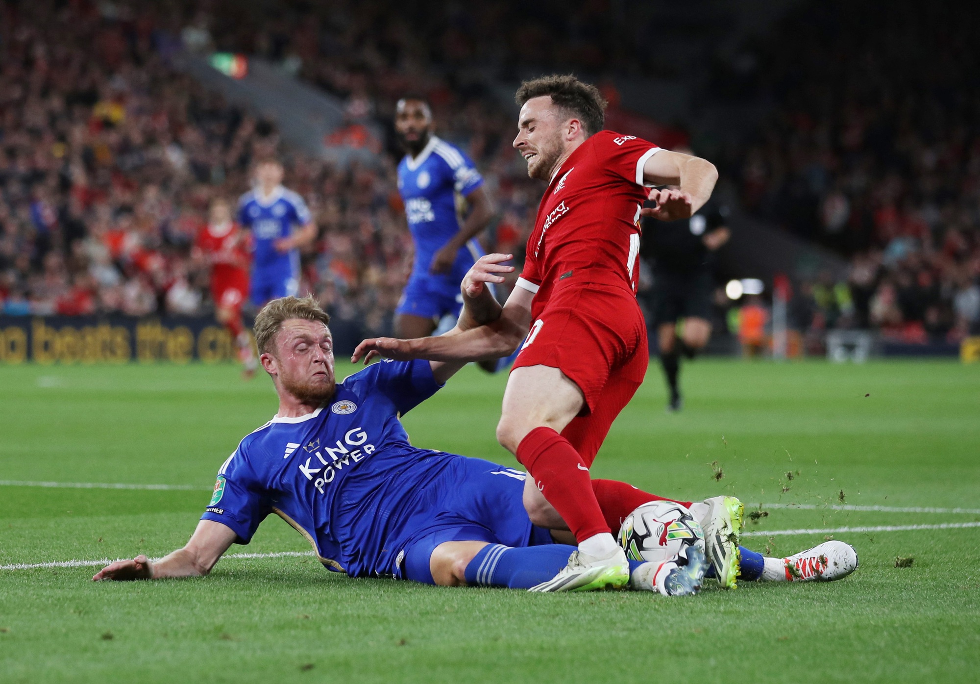 Sốc: Man City cúi đầu rời League Cup, Liverpool ngược dòng chật vật ở Leicester - Ảnh 10.