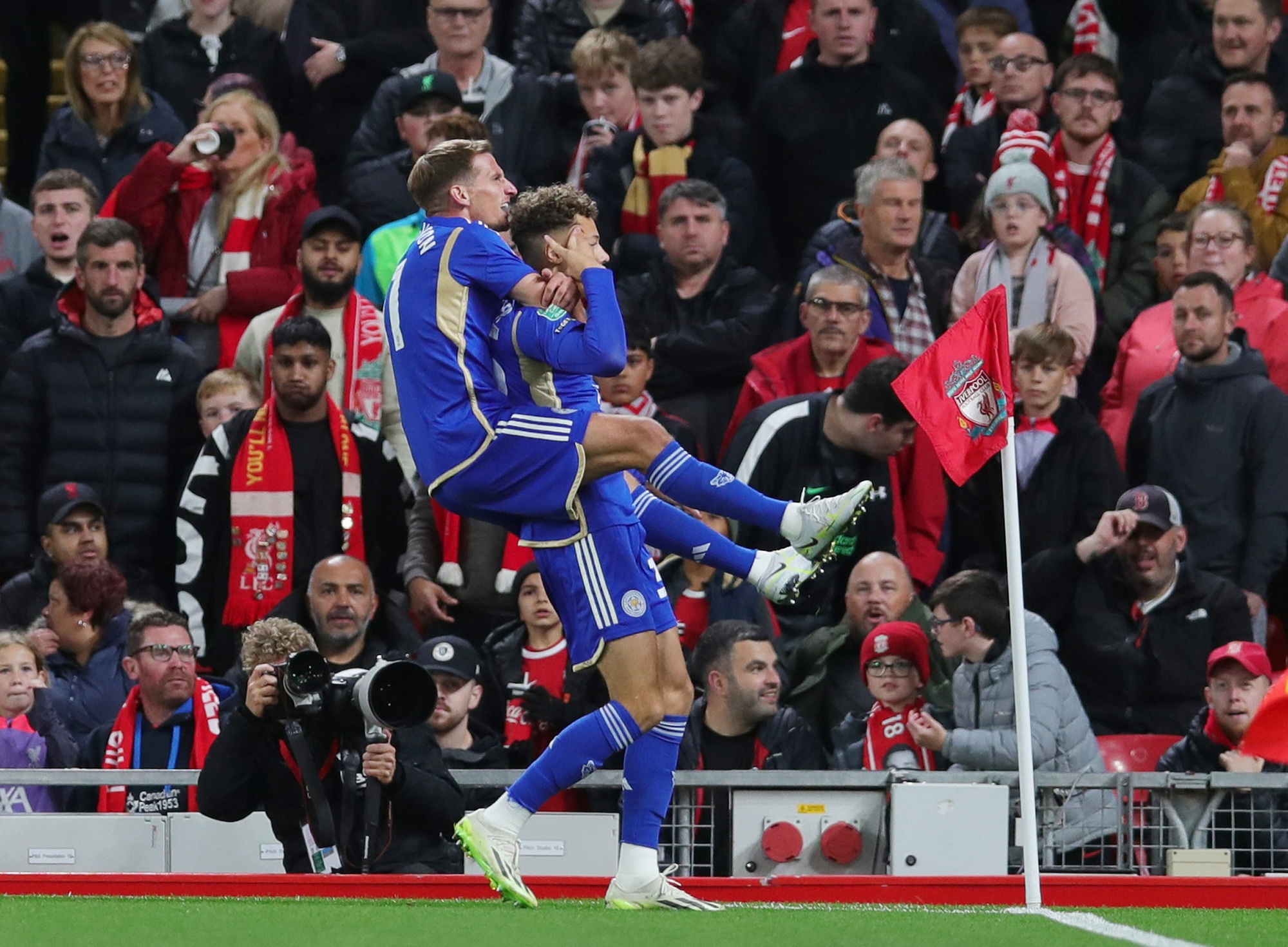 Sốc: Man City cúi đầu rời League Cup, Liverpool ngược dòng chật vật ở Leicester - Ảnh 7.