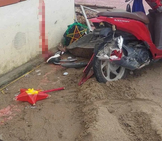 Nữ gi&aacute;o vi&ecirc;n l&ugrave;i xe &ocirc;t&ocirc; trước cổng trường t&ocirc;ng học sinh lớp 6 tử vong - Ảnh 3.