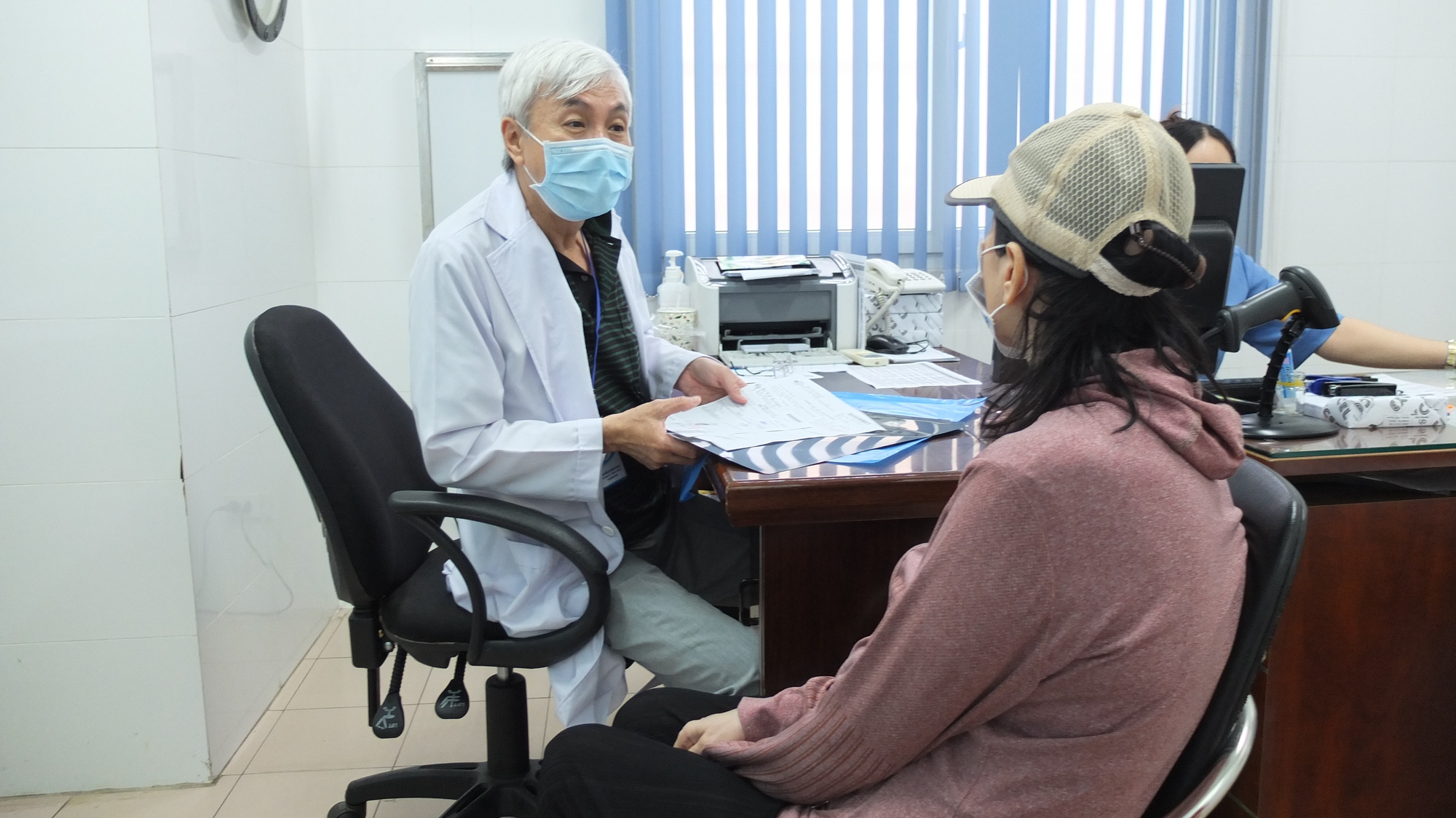 Hồi sinh "vùng kín" cô gái bị tai nạn tông vào cạnh cửa ô tô