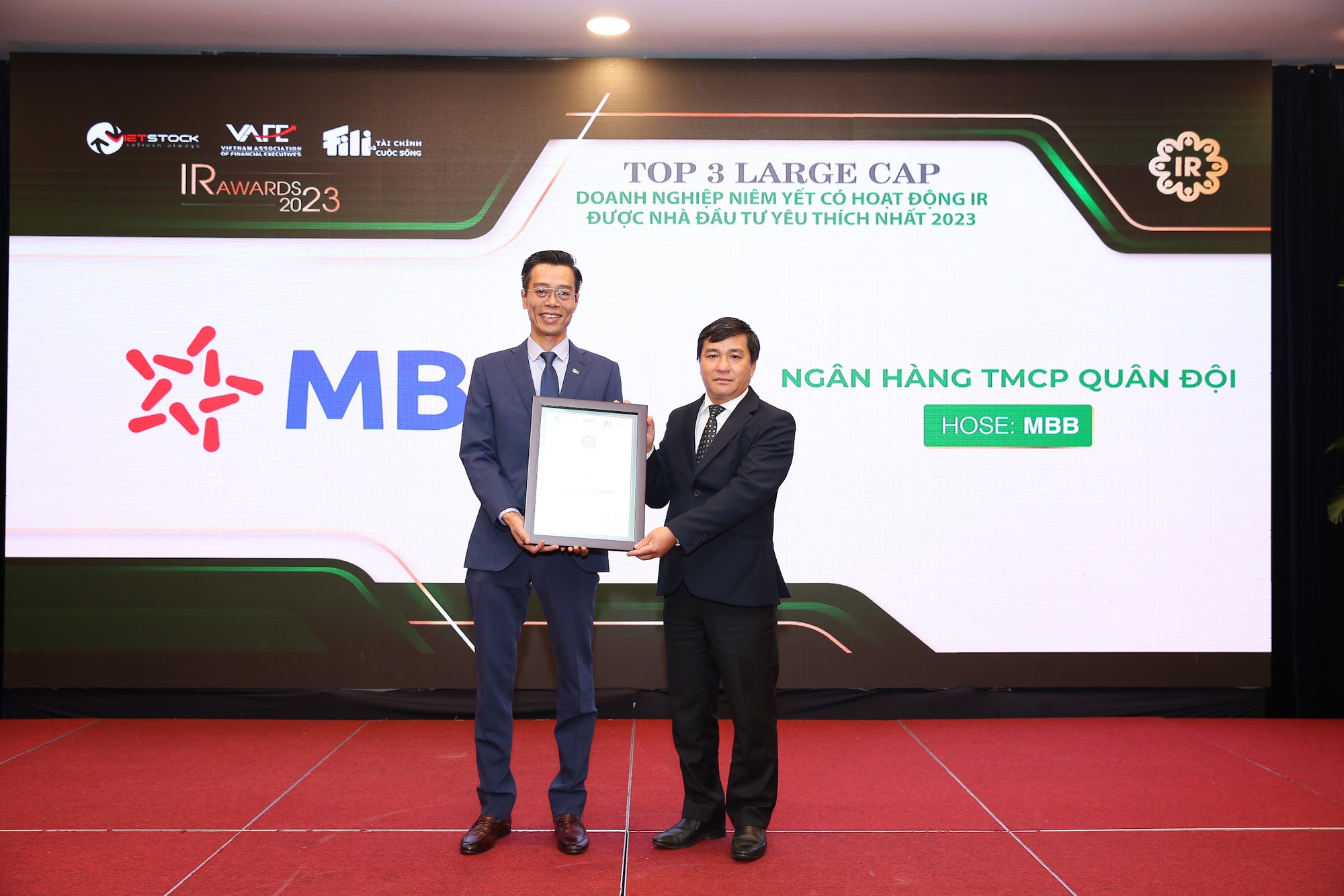 MB tiếp tục v&agrave;o Top 3 doanh nghiệp được nh&agrave; đầu tư y&ecirc;u th&iacute;ch nhất - Ảnh 1.
