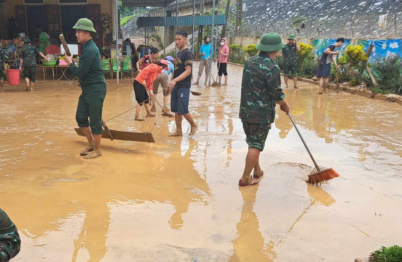 Mưa lớn kết hợp thuỷ điện đồng loạt xả lũ, gần 2.800 nhà dân bị ngập, hư hỏng - Ảnh 4.