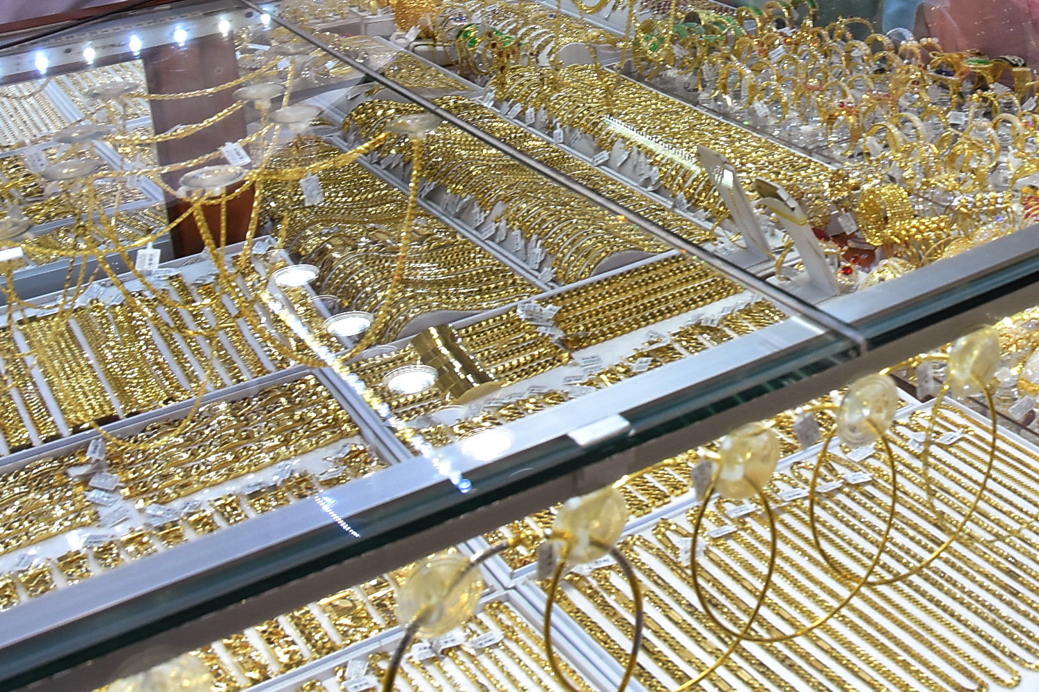 Gi&aacute; v&agrave;ng h&ocirc;m nay 29-9: V&agrave;ng nhẫn 24K giảm s&acirc;u - Ảnh 1.