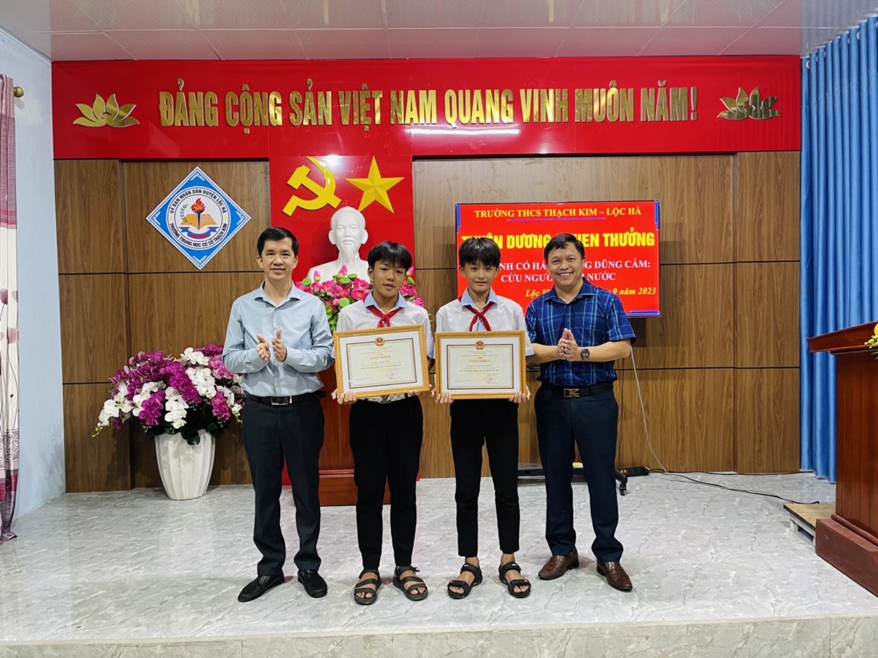 Tuyên dương 2 học sinh lớp 7 dũng cảm cứu người đuối nước