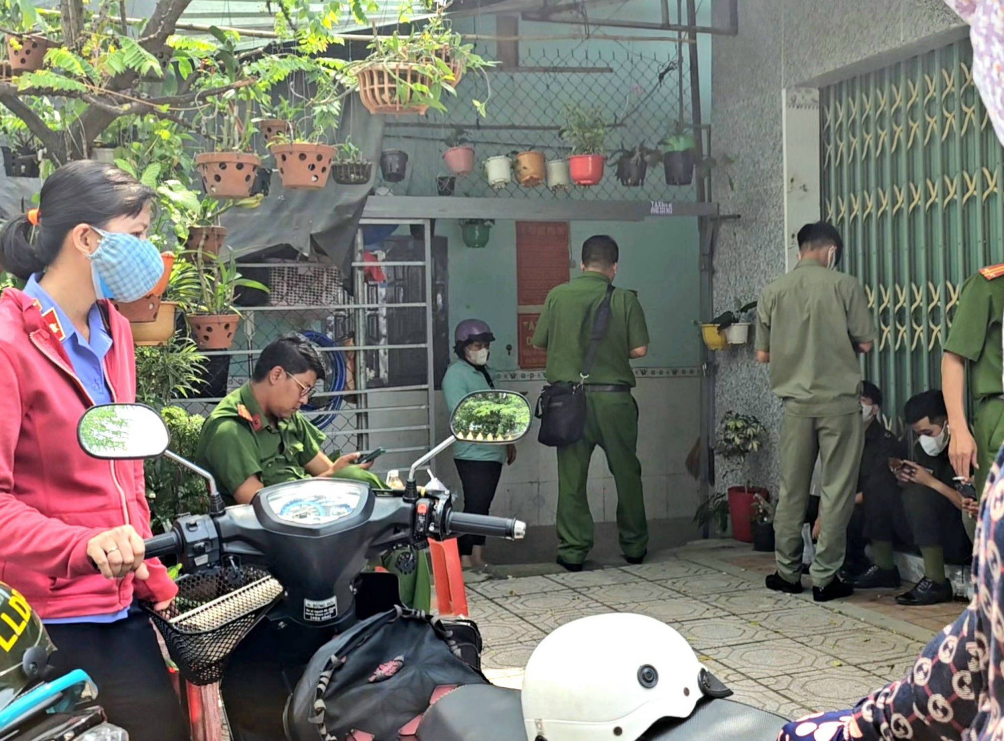 Nam công nhân ngủ nhờ rồi chết trong tư thế treo cổ tại phòng của bạn
