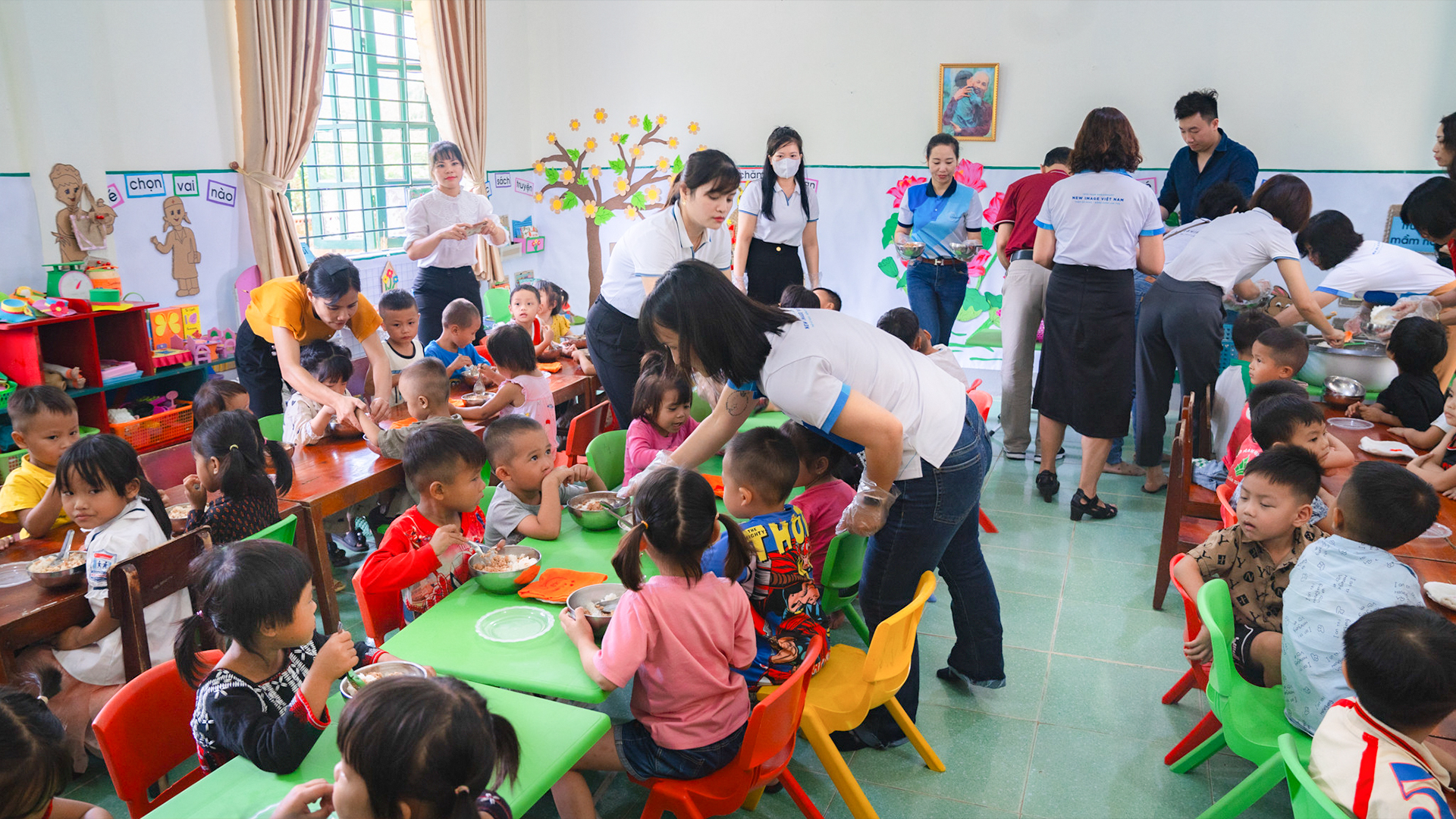 Tiếp sức bữa ăn dinh dưỡng đến các em học sinh vùng cao