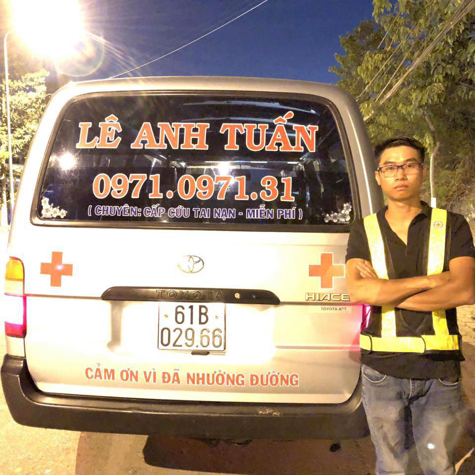 Anh bán rau lái xe cứu thương miễn phí