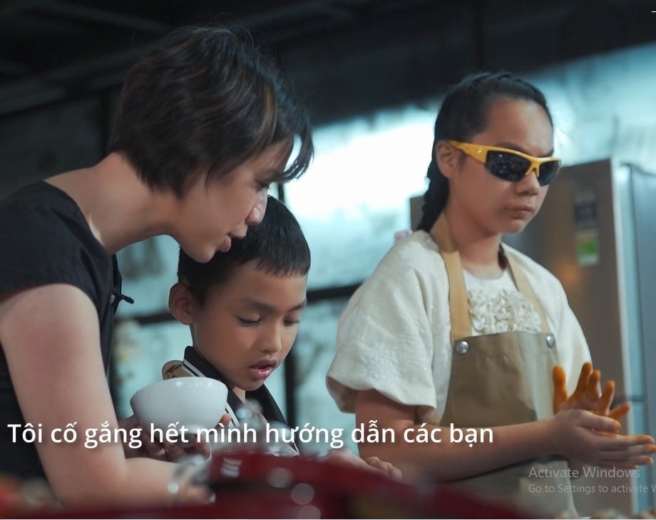 CLIP: Vua đầu bếp Mỹ Christine Hà hướng dẫn trẻ em khiếm thị làm bánh Trung thu