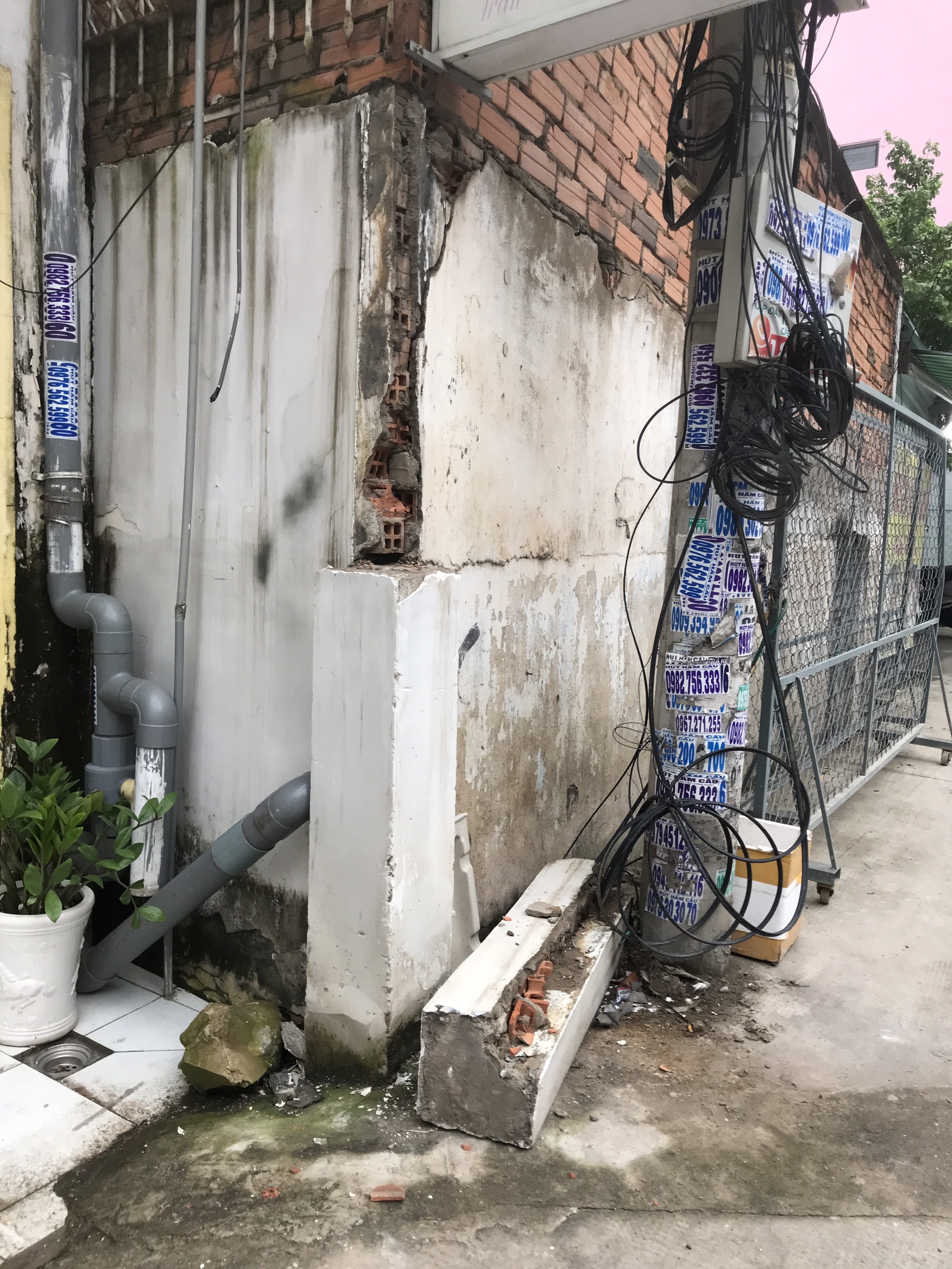 TP Thủ Đức: Robot đ&agrave;o cống ngầm, 15 nh&agrave; d&acirc;n nứt tường - Ảnh 3.