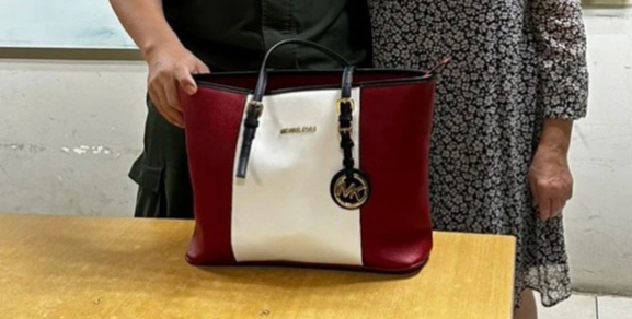 Người phụ nữ bỏ quên túi Michael Kors với hơn 200 triệu đồng trên xe đẩy sân bay