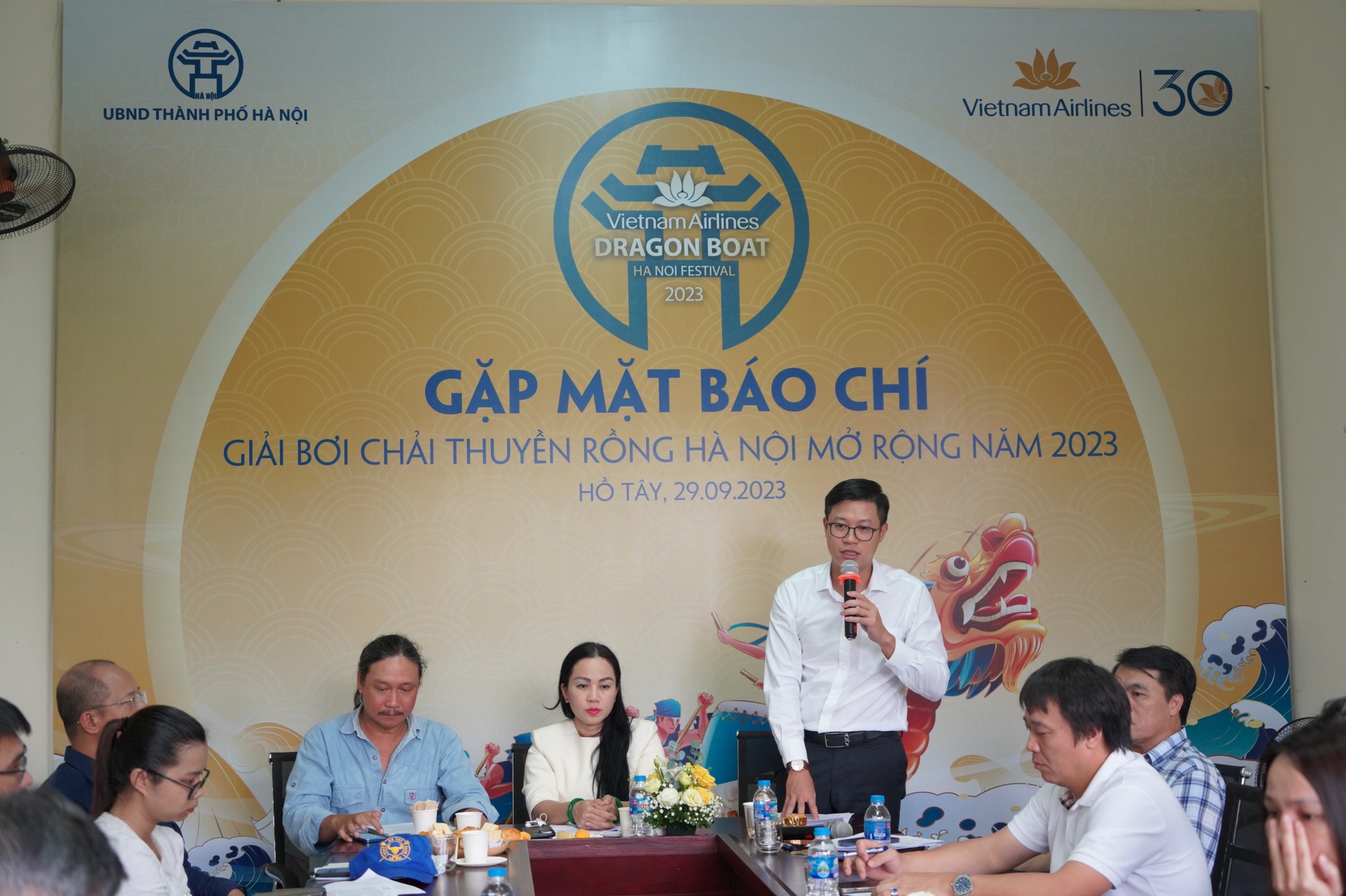Nhiều đội nước ngo&agrave;i tham gia đua thuyền Rồng tr&ecirc;n hồ T&acirc;y - Ảnh 1.