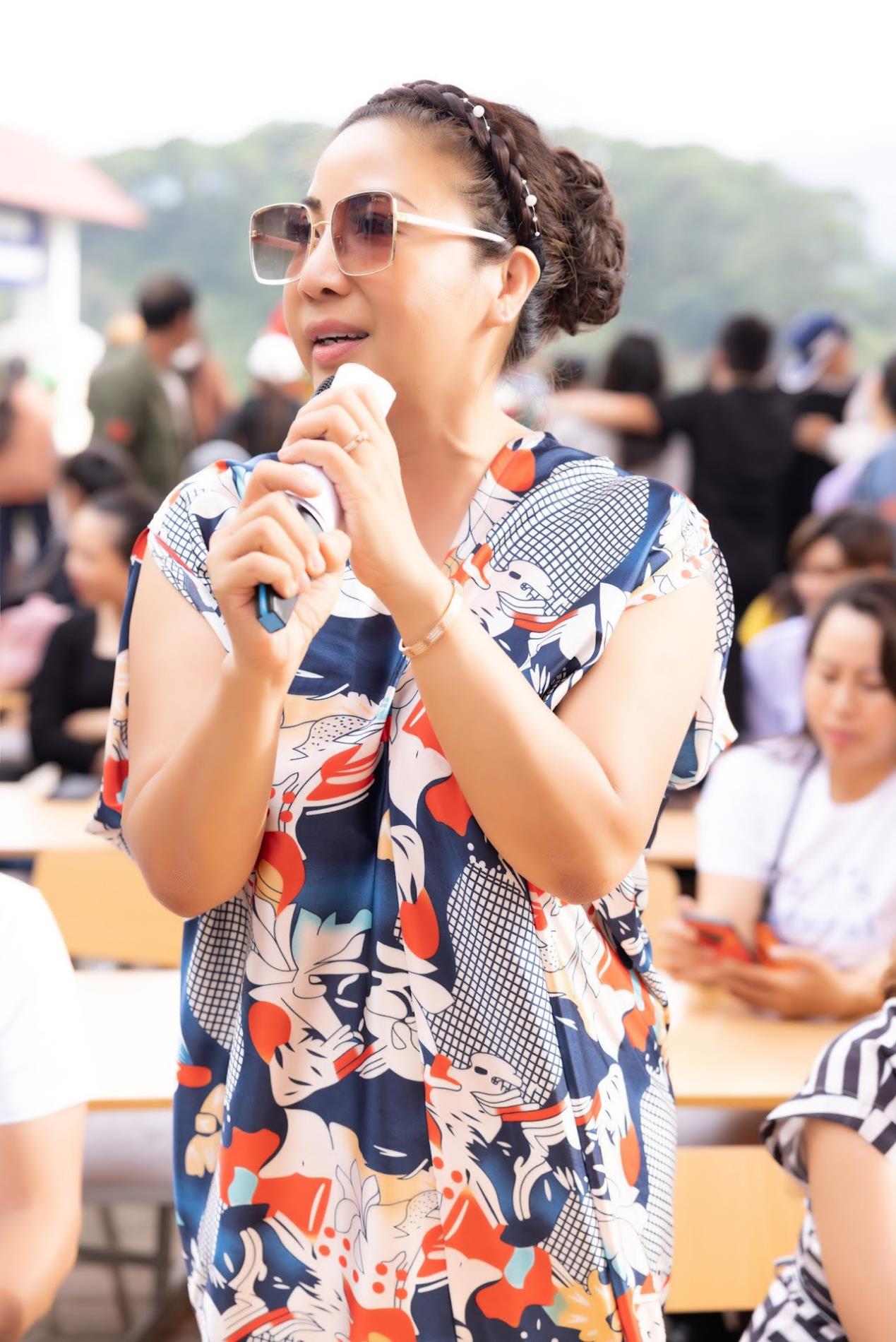 Dược sĩ Jacqueline Thu Thảo Nguyễn tặng quà cho học sinh nghèo - Ảnh 2.