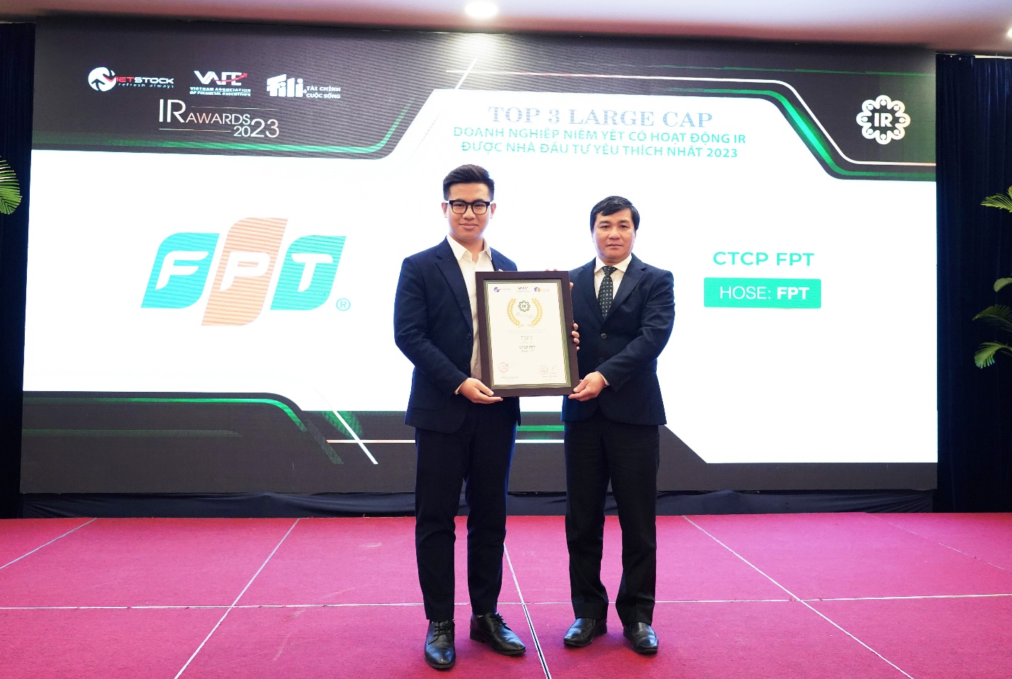 FPT giành “cú đúp” giải thưởng tại IR Awards 2023 - Ảnh 2.