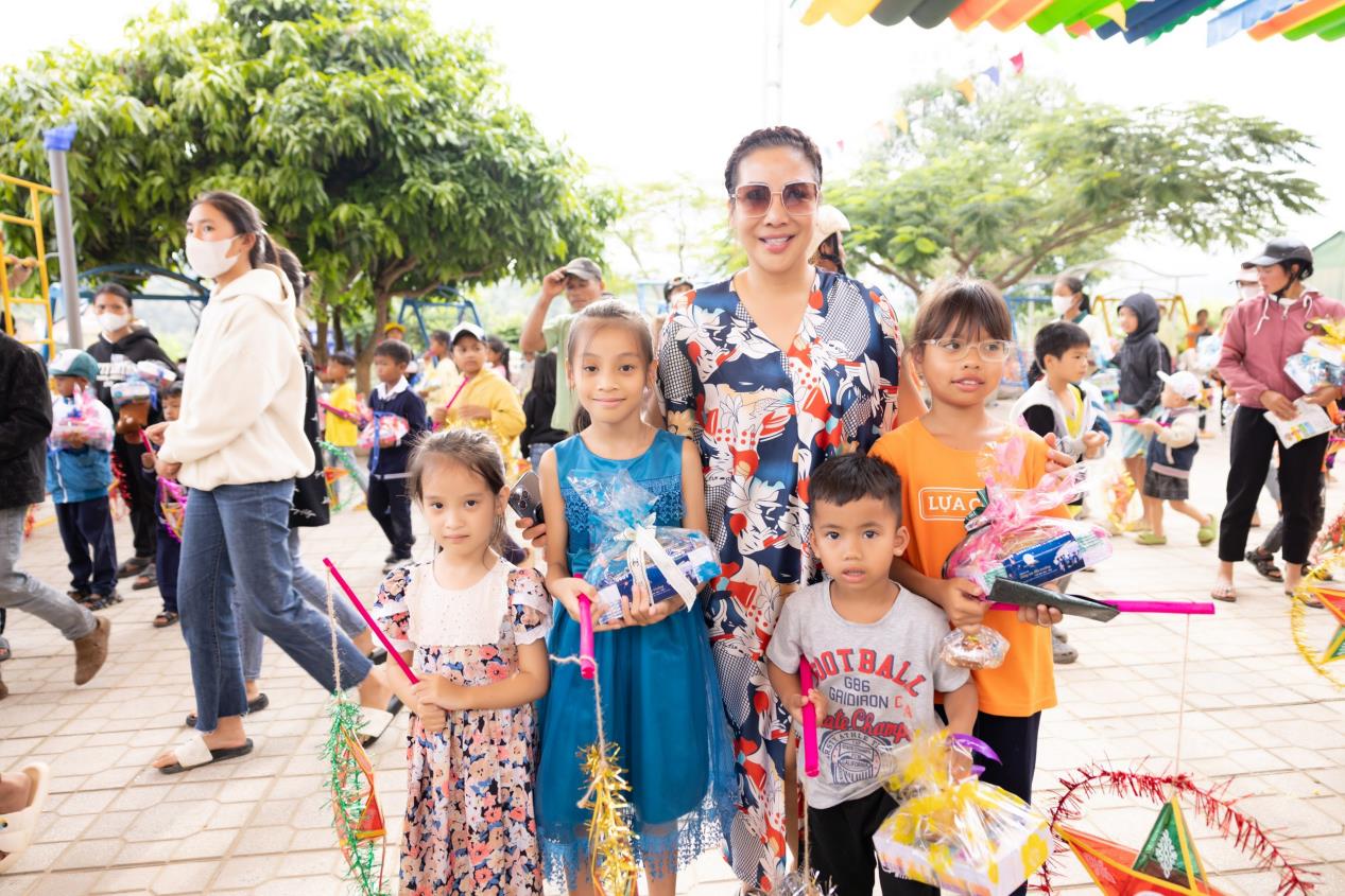 Dược sĩ Jacqueline Thu Thảo Nguyễn tặng quà cho học sinh nghèo