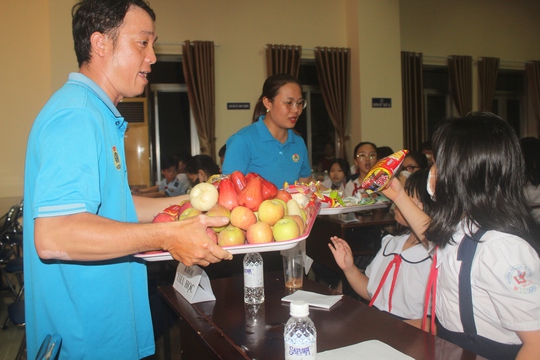 Chăm lo, khen thưởng con CNVC-LĐ vượt khó, học giỏi - Ảnh 6.