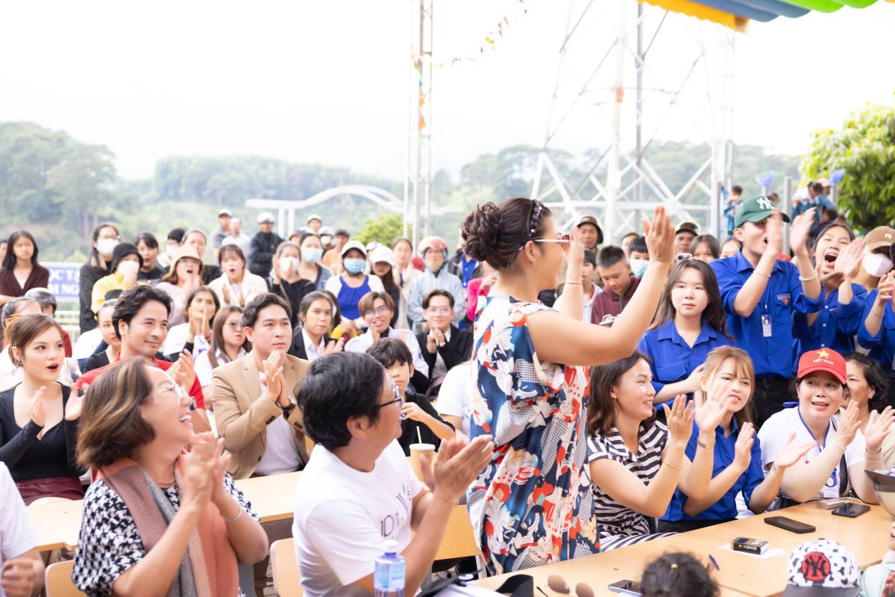 Dược sĩ Jacqueline Thu Thảo Nguyễn tặng quà cho học sinh nghèo - Ảnh 4.