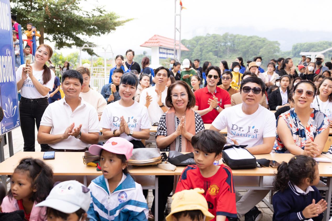 Dược sĩ Jacqueline Thu Thảo Nguyễn tặng quà cho học sinh nghèo - Ảnh 5.