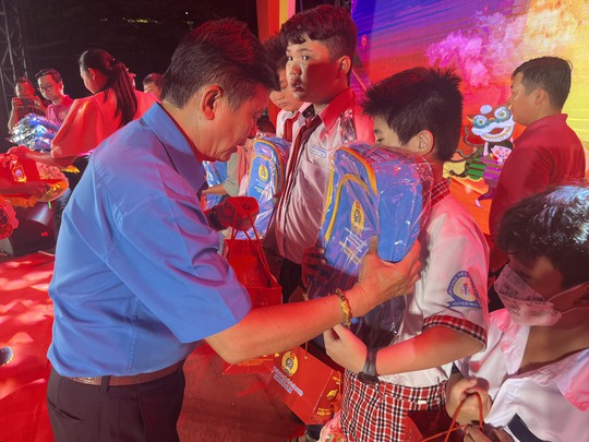 Chăm lo, khen thưởng con CNVC-LĐ vượt khó, học giỏi - Ảnh 2.