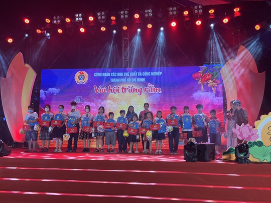 Chăm lo, khen thưởng con CNVC-LĐ vượt khó, học giỏi - Ảnh 1.