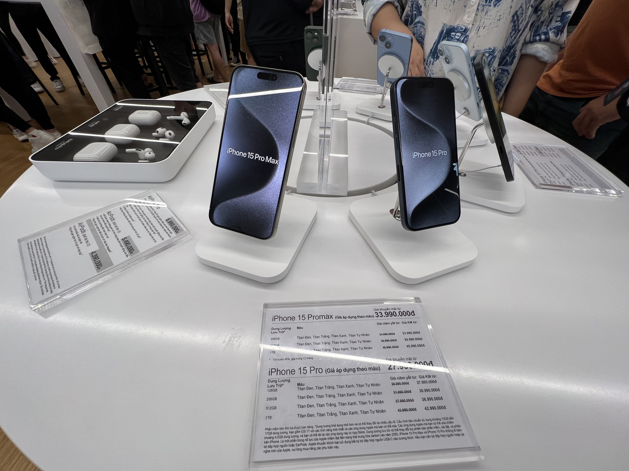 Những người mua iPhone 15 ch&iacute;nh h&atilde;ng đầu ti&ecirc;n n&oacute;i g&igrave; sau nửa ng&agrave;y trải nghiệm? - Ảnh 6.