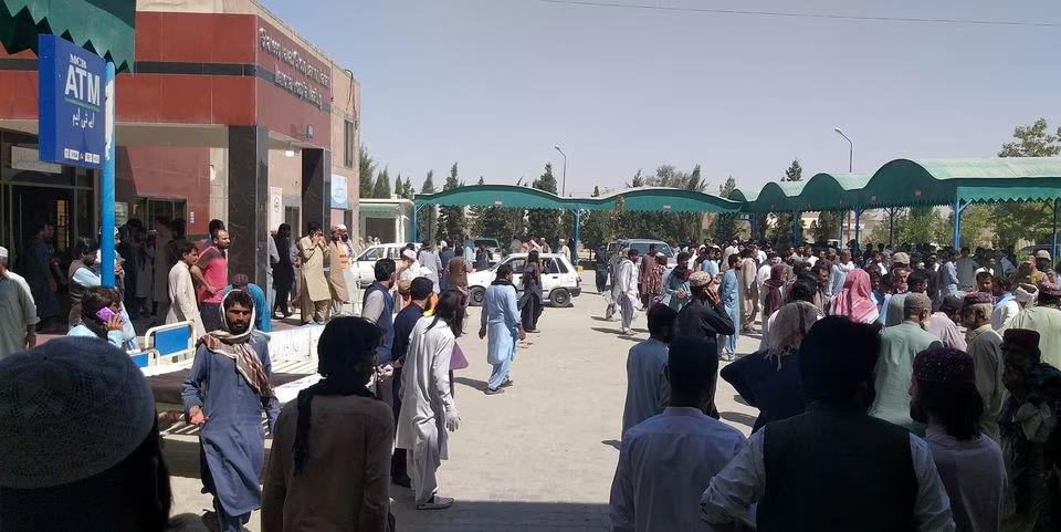 Đánh bom ở Pakistan, hơn 100 người thương vong - Ảnh 1.