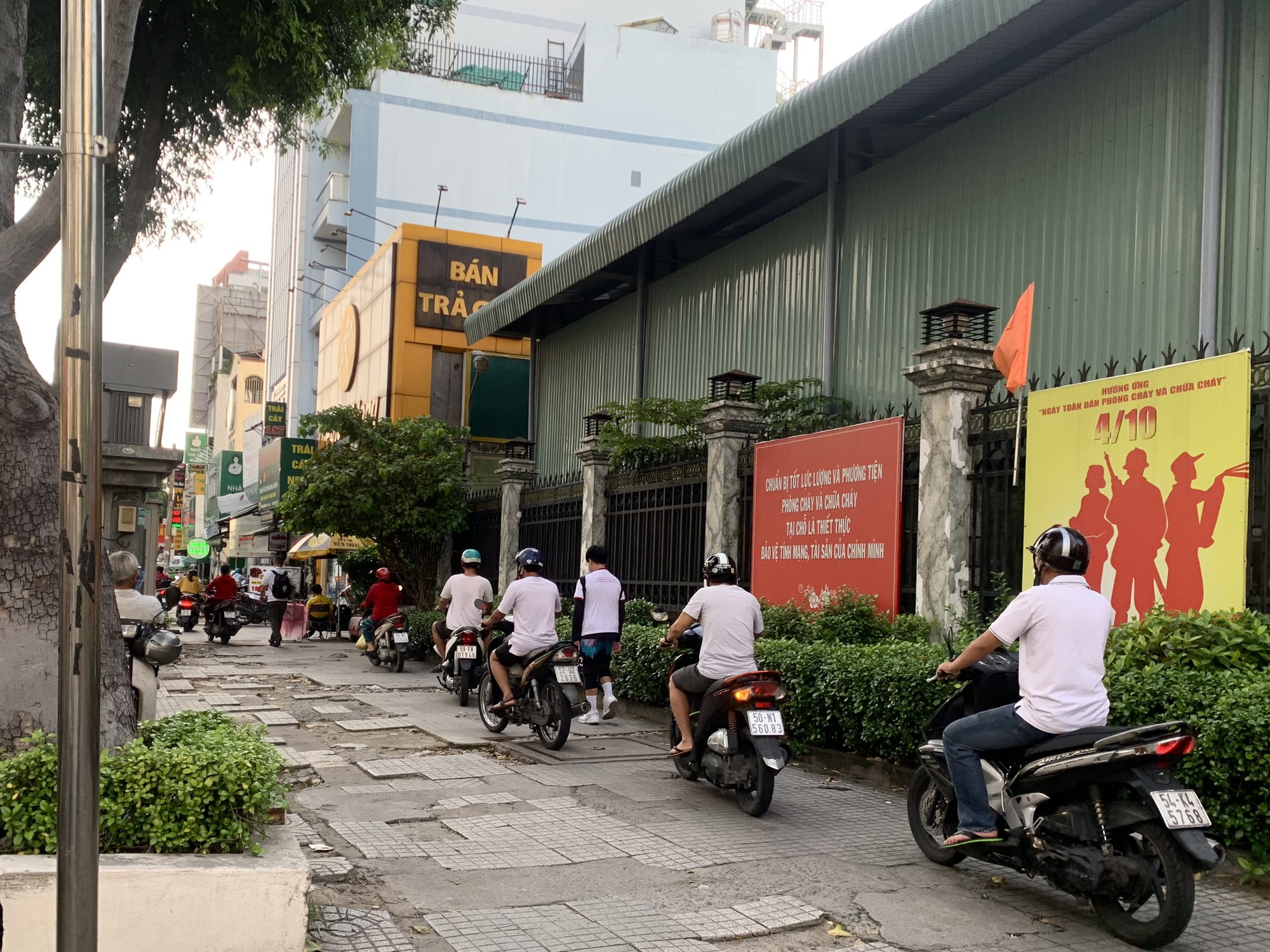 Sốt ruột với h&igrave;nh ảnh vỉa h&egrave; ở trung t&acirc;m TP HCM - Ảnh 6.