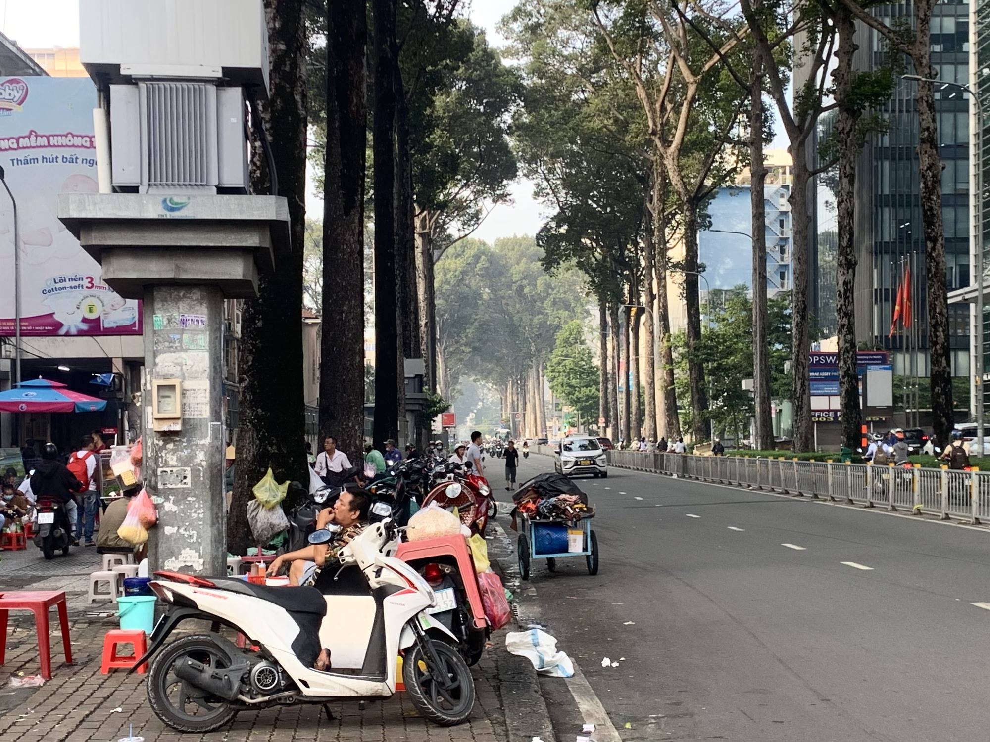 Sốt ruột với h&igrave;nh ảnh vỉa h&egrave; ở trung t&acirc;m TP HCM - Ảnh 7.