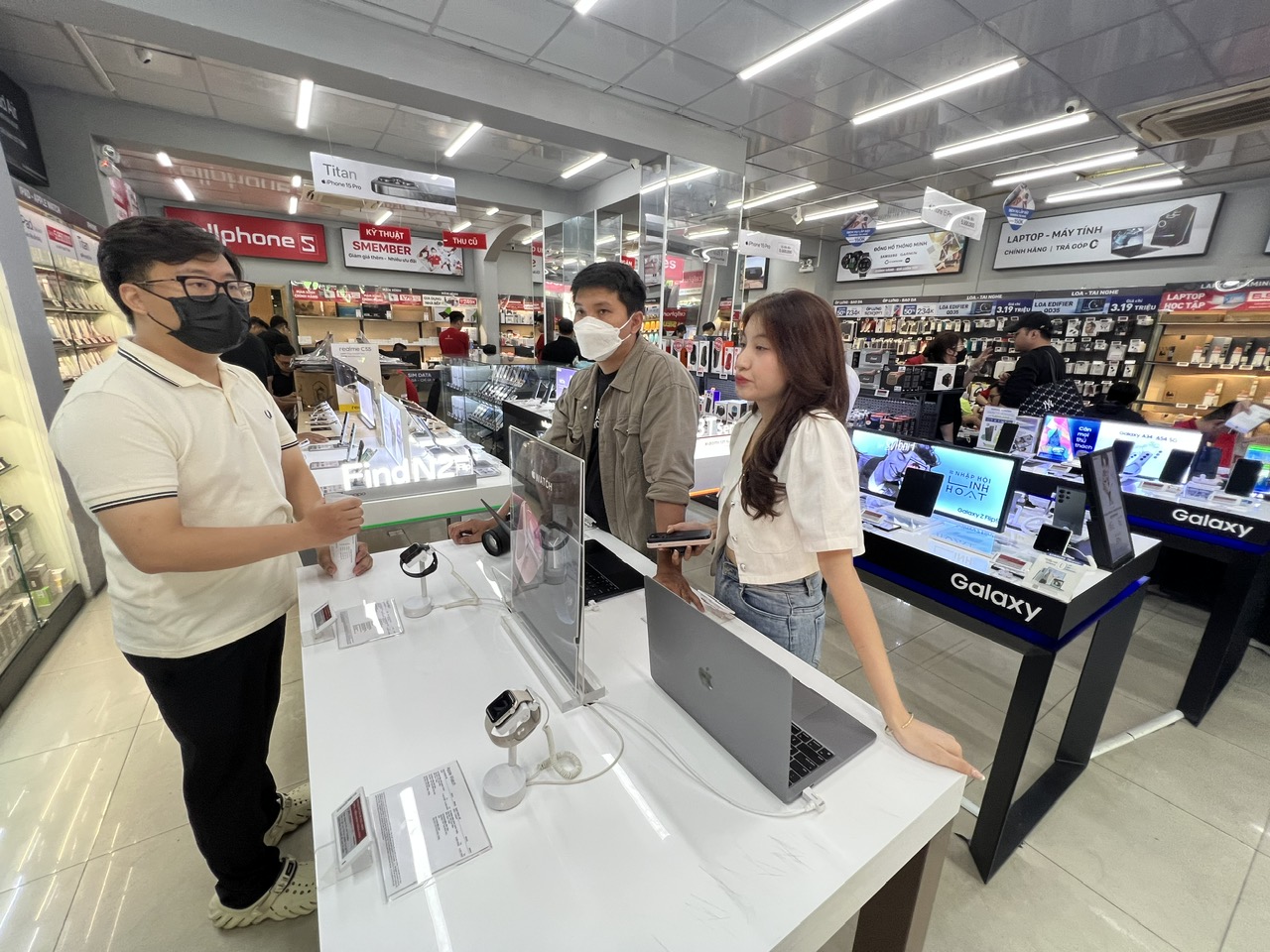 Những người mua iPhone 15 ch&iacute;nh h&atilde;ng đầu ti&ecirc;n n&oacute;i g&igrave; sau nửa ng&agrave;y trải nghiệm?