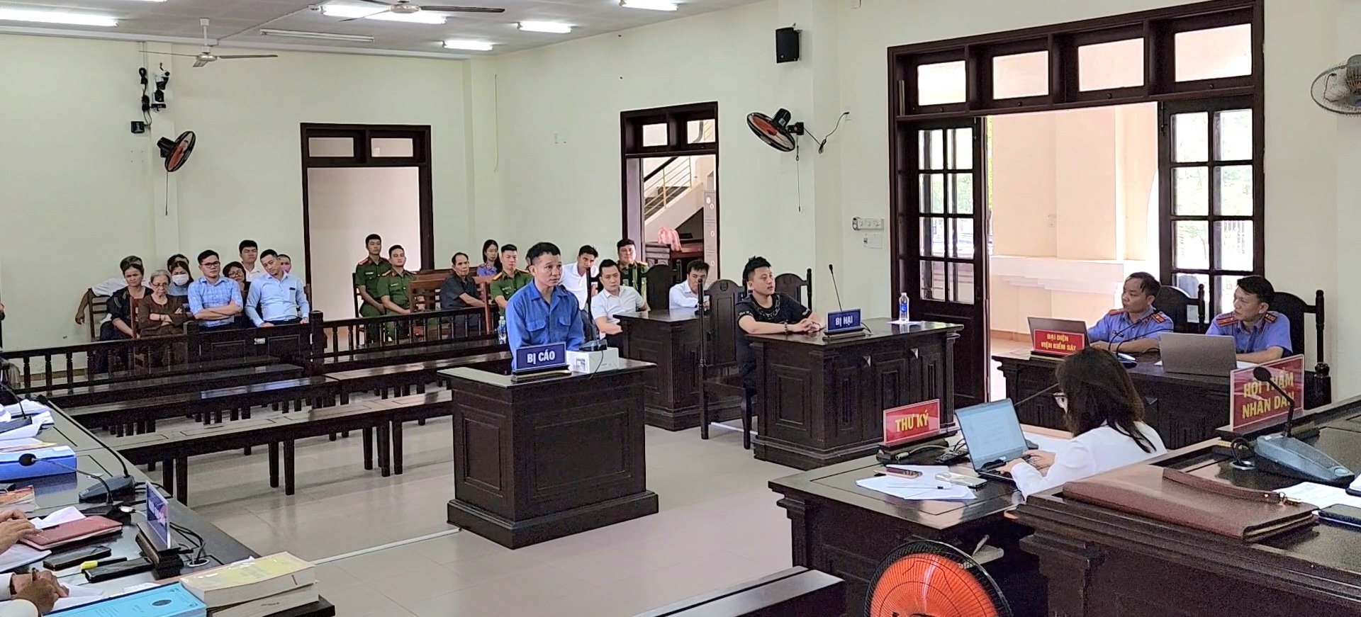 Quay phóng sự tệ nạn bóng cười rồi cưỡng đoạt tiền của quán karaoke