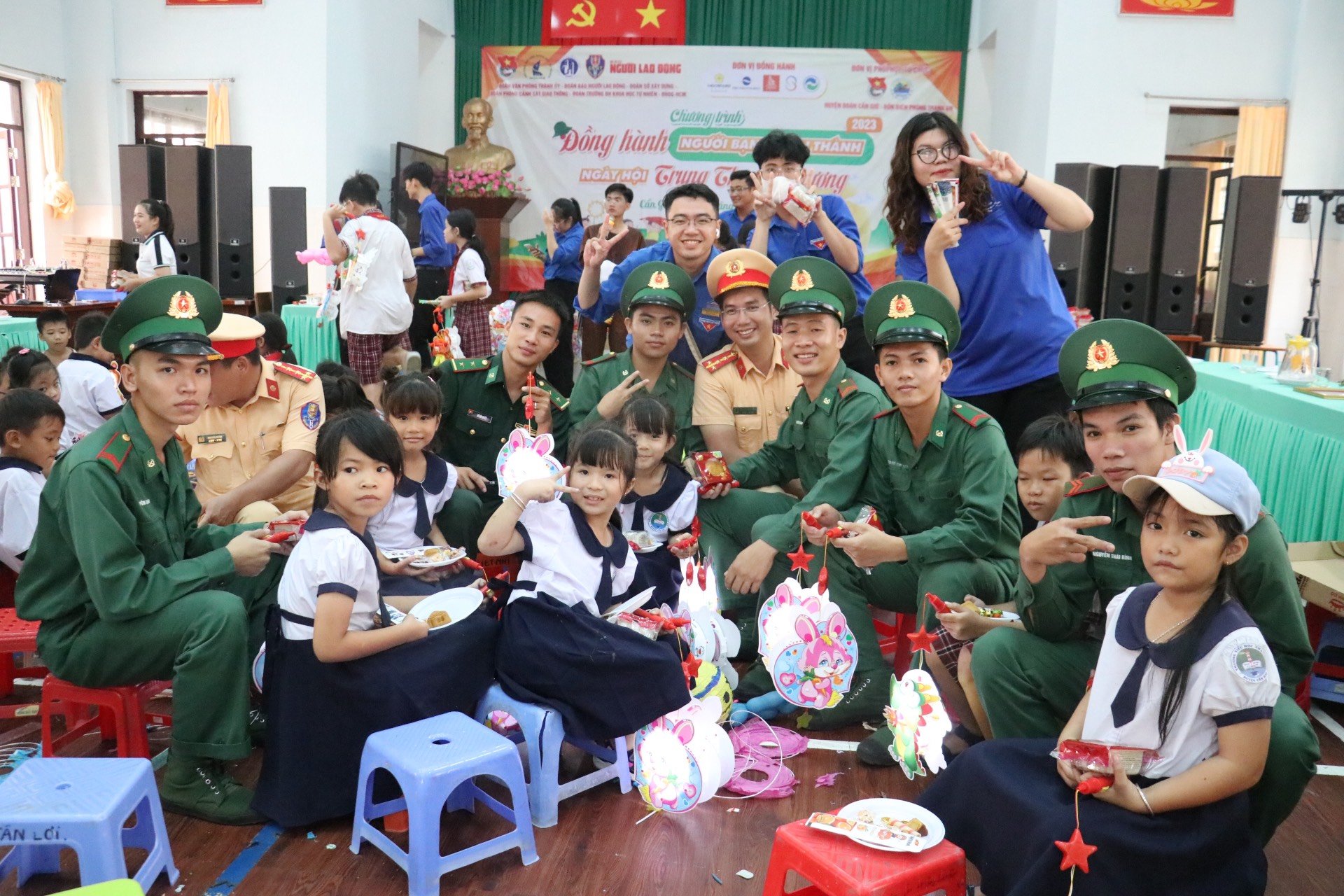 Phòng CSGT TP HCM tổ chức nhiều chương trình trung thu ý nghĩa - Ảnh 3.