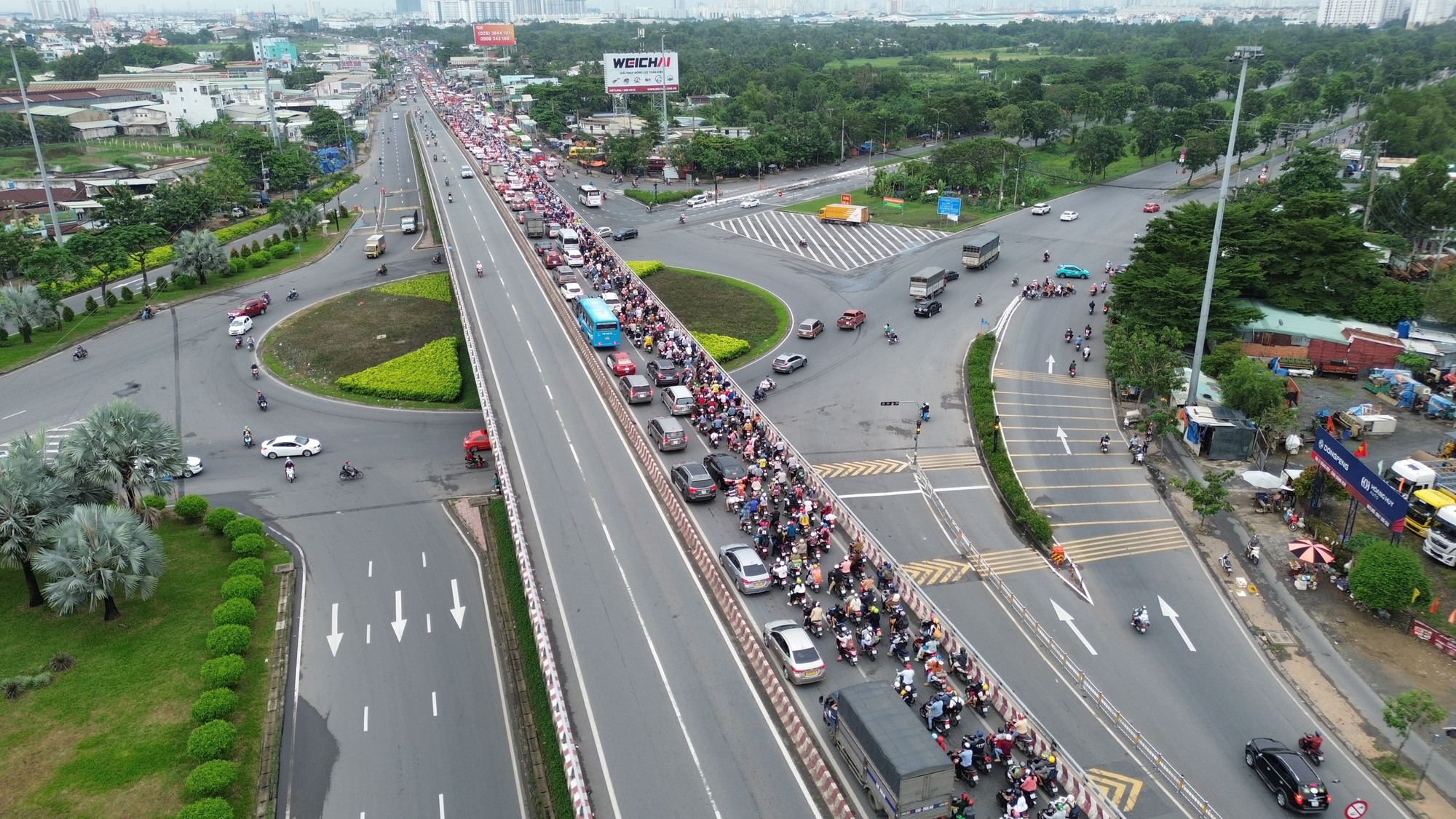 Người d&acirc;n bắt đầu trở lại TP HCM, chiều tối 3-9 - Ảnh 1.