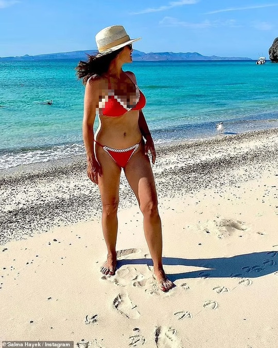 Mỹ nh&acirc;n Salma Hayek rực rỡ với bikini đỏ - Ảnh 4.