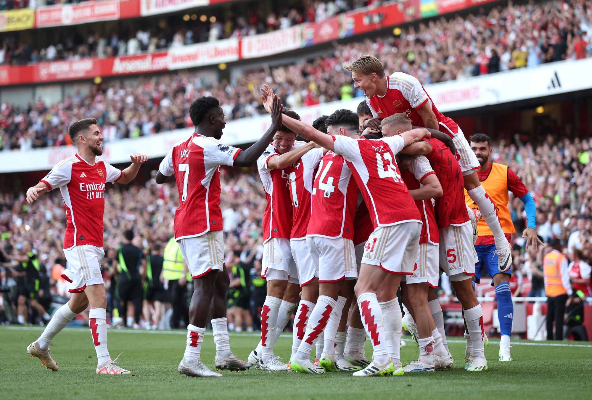 VAR gây náo loạn trận đại chiến, Man United lại thảm bại trên sân Arsenal