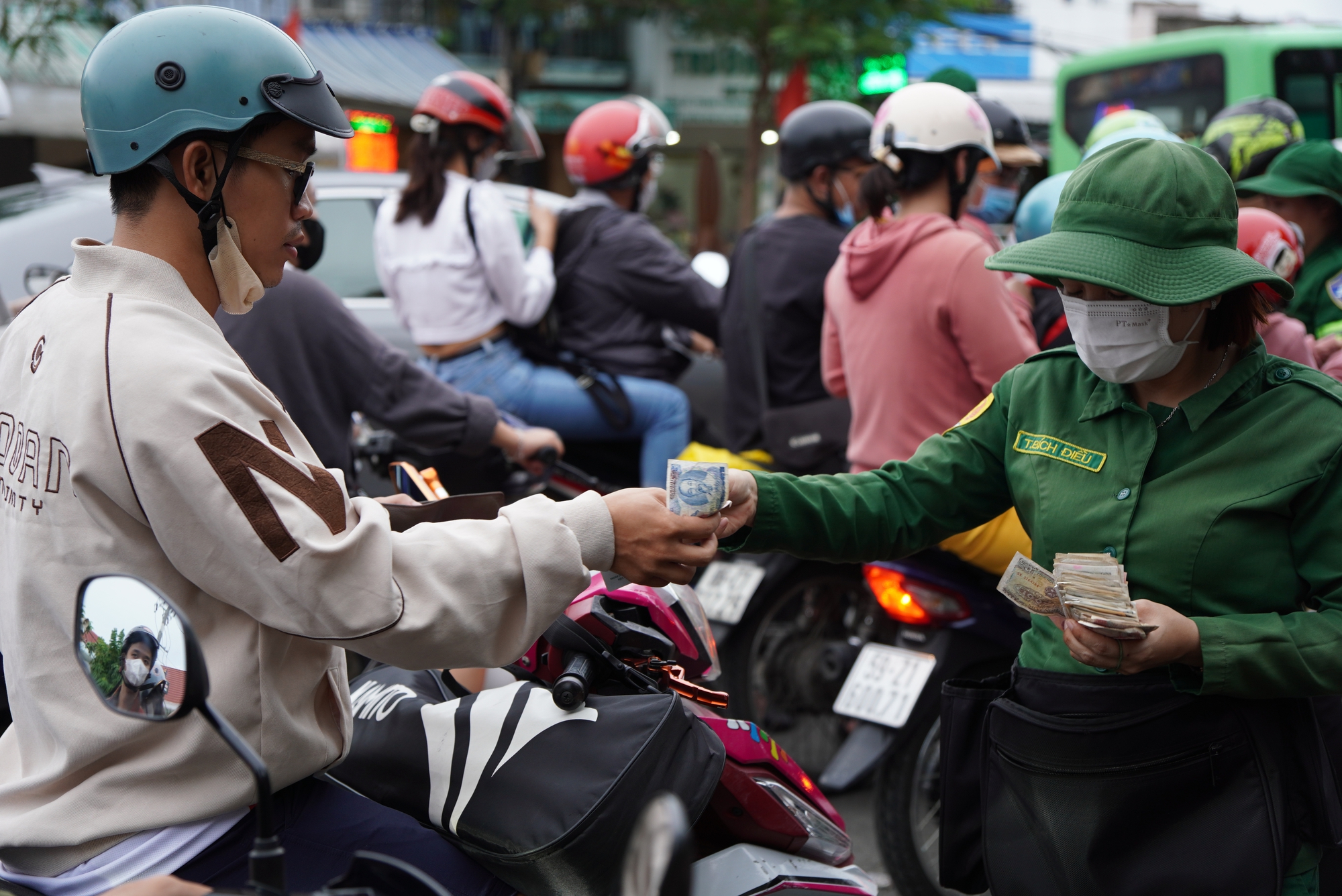 Người d&acirc;n bắt đầu trở lại TP HCM, chiều tối 3-9 - Ảnh 8.