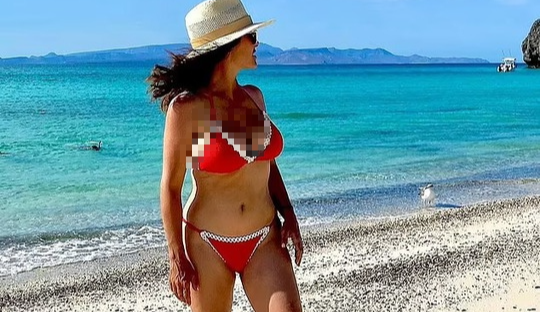 Mỹ nhân Salma Hayek rực rỡ với bikini đỏ