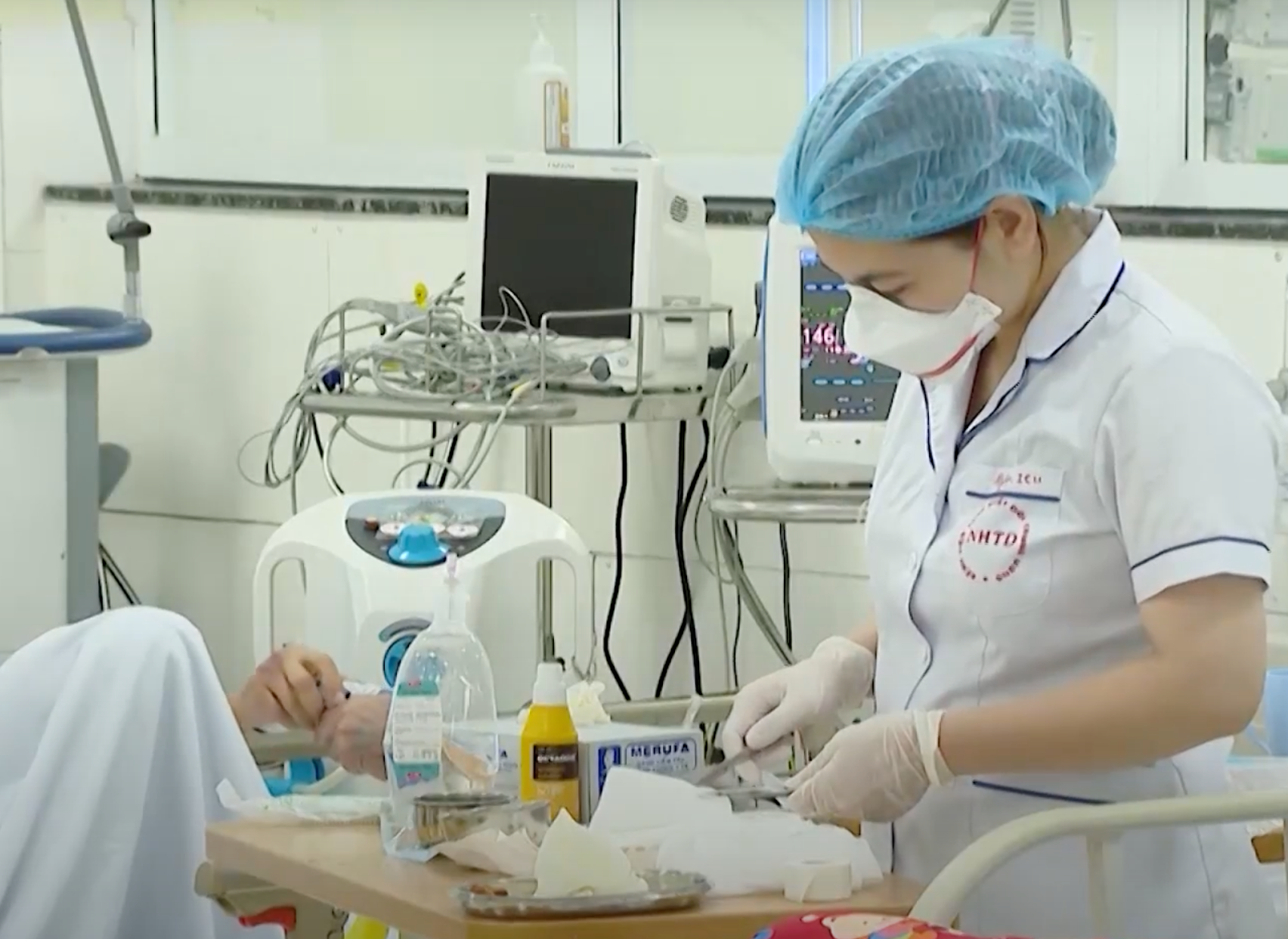 Dịch COVID-19 hôm nay: Ca mắc giảm, bệnh nhân nặng tăng