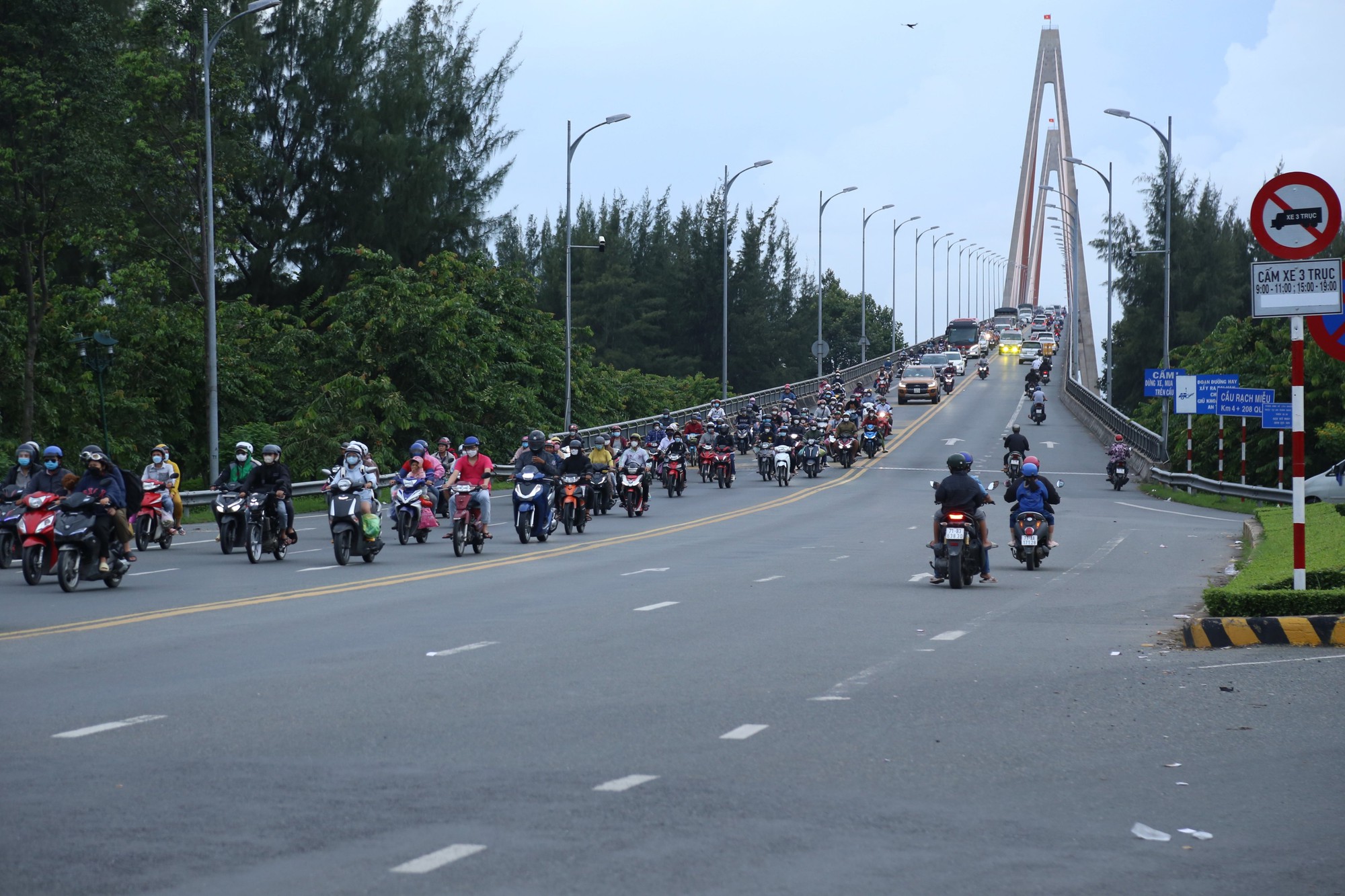 Người nghỉ lễ quay lại TP HCM, giao th&ocirc;ng &ugrave;n tắc nhiều nơi - Ảnh 2.