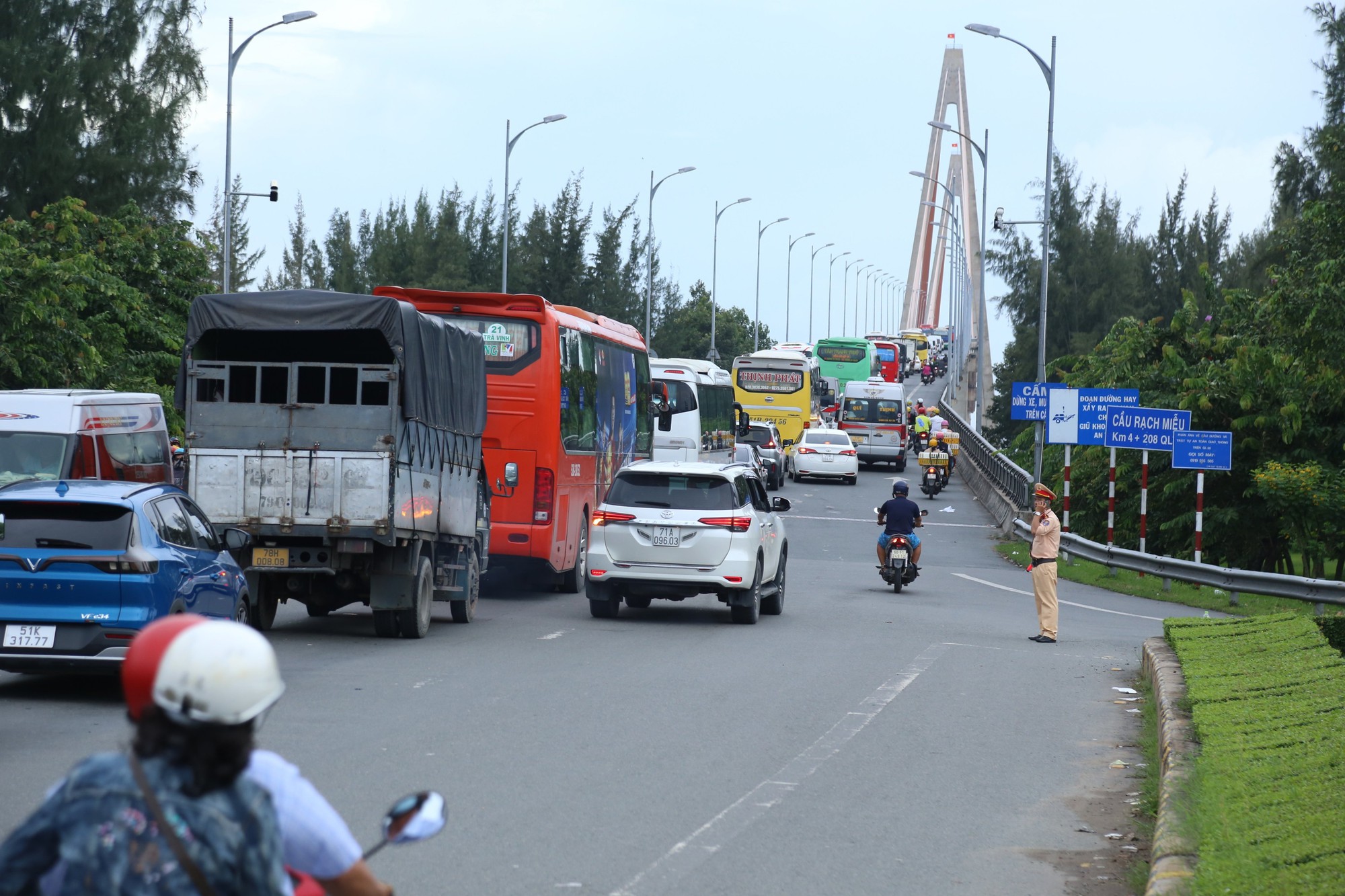 Người nghỉ lễ quay lại TP HCM, giao th&ocirc;ng &ugrave;n tắc nhiều nơi - Ảnh 3.