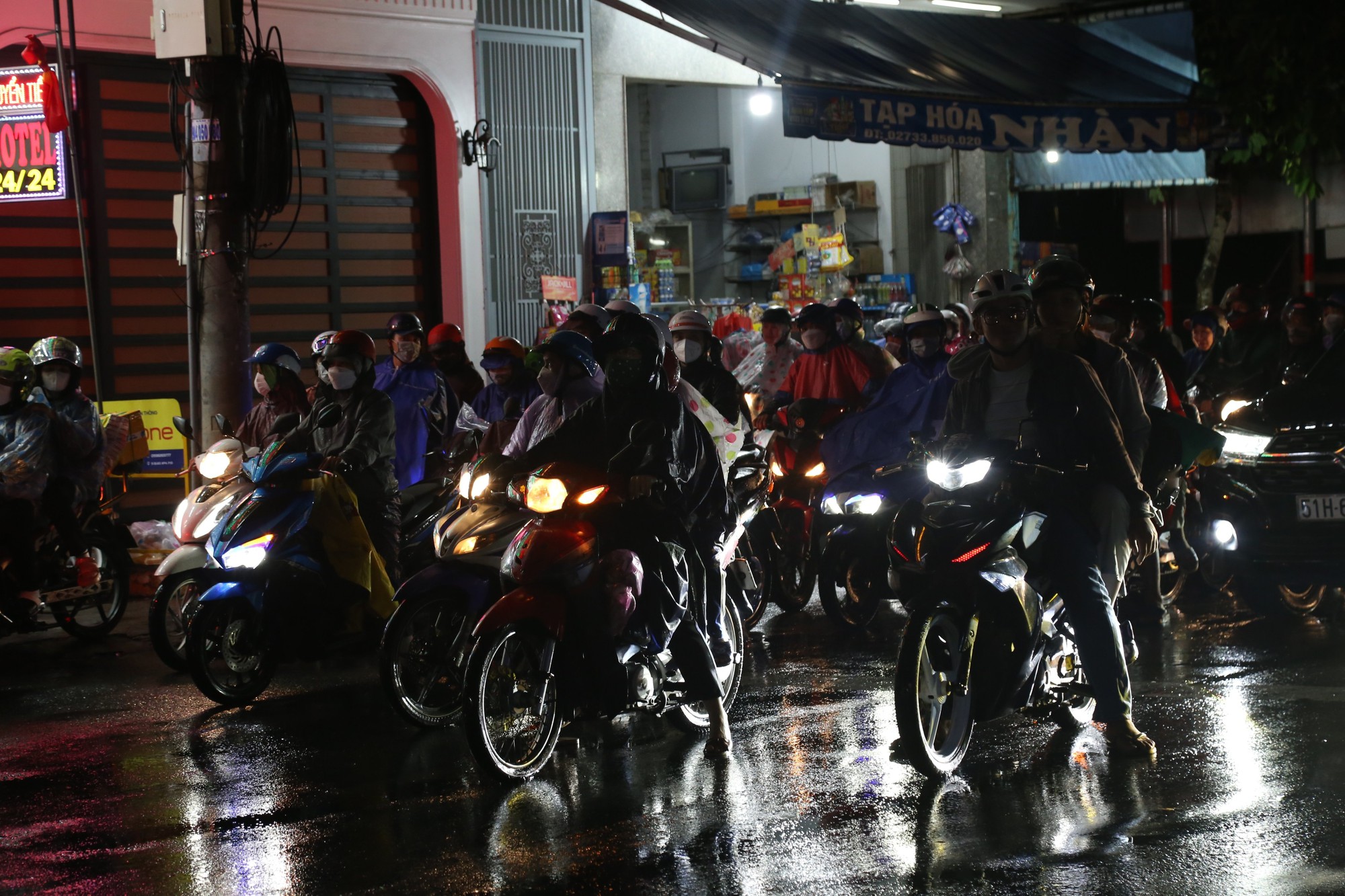 Người nghỉ lễ quay lại TP HCM, giao th&ocirc;ng &ugrave;n tắc nhiều nơi - Ảnh 5.