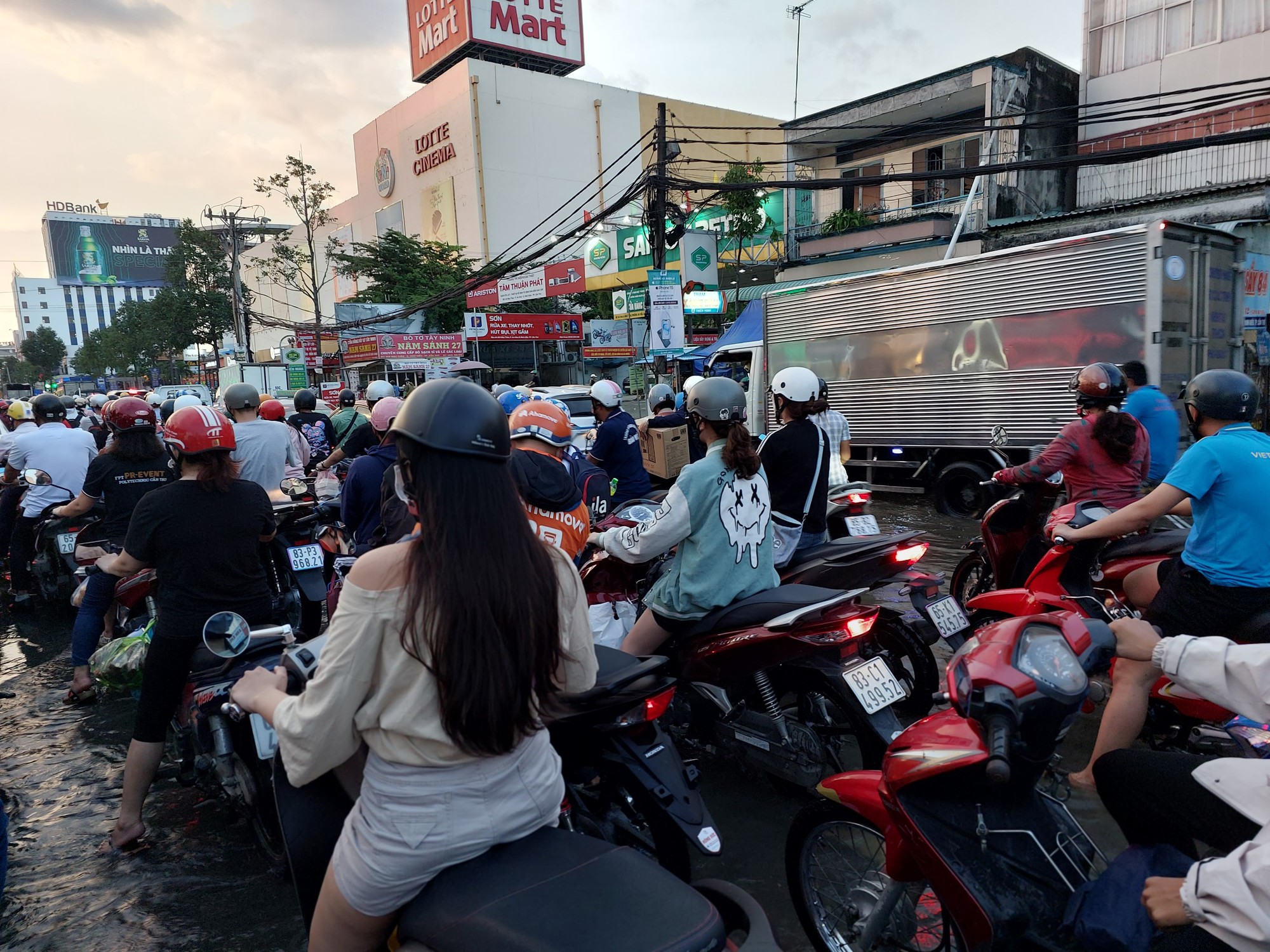 Cần Thơ: Triều cường d&acirc;ng cao, trung t&acirc;m ngập nặng - Ảnh 9.