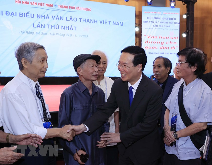 Chủ tịch nước: C&aacute;c nh&agrave; văn l&agrave; những chiến sĩ ti&ecirc;n phong trong cuộc đấu tranh chống lại c&aacute;i &aacute;c - Ảnh 3.