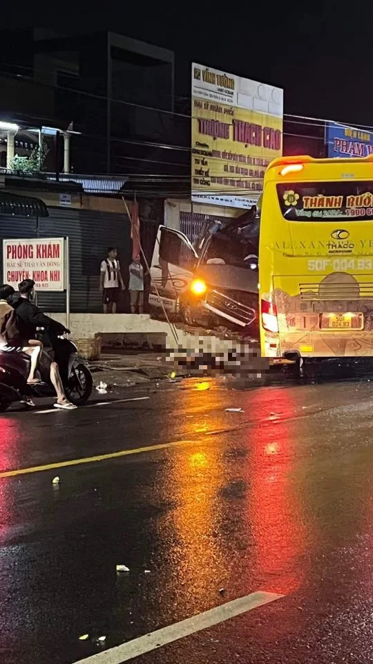 CLIP: Hiện trường vụ xe kh&aacute;ch Th&agrave;nh Bưởi v&agrave; &ocirc; t&ocirc; 16 chỗ t&ocirc;ng nhau khiến 9 người thương vong - Ảnh 5.