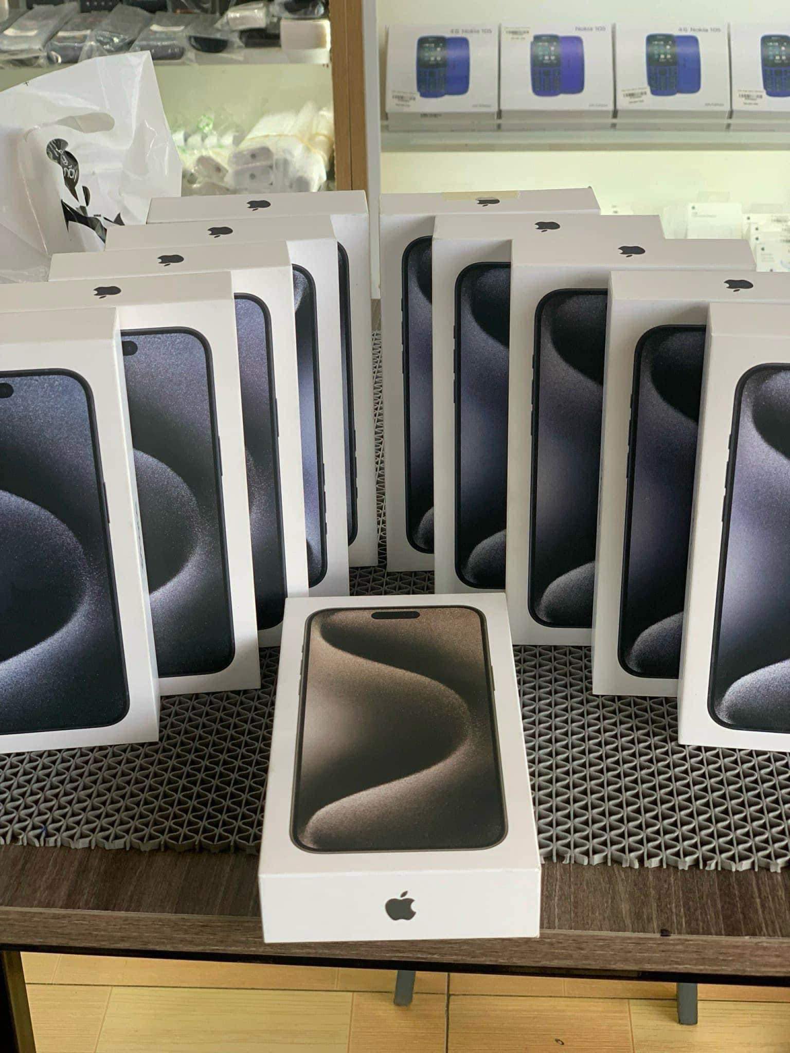 Chủ cửa hàng nói gì trước tin đồn iPhone 15 đội giá hàng triệu đồng do khan hàng?
