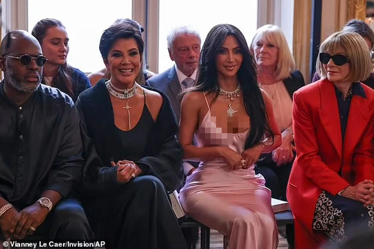 Kim “siêu vòng ba” gợi cảm, quyến rũ hỗ trợ Victoria Beckham