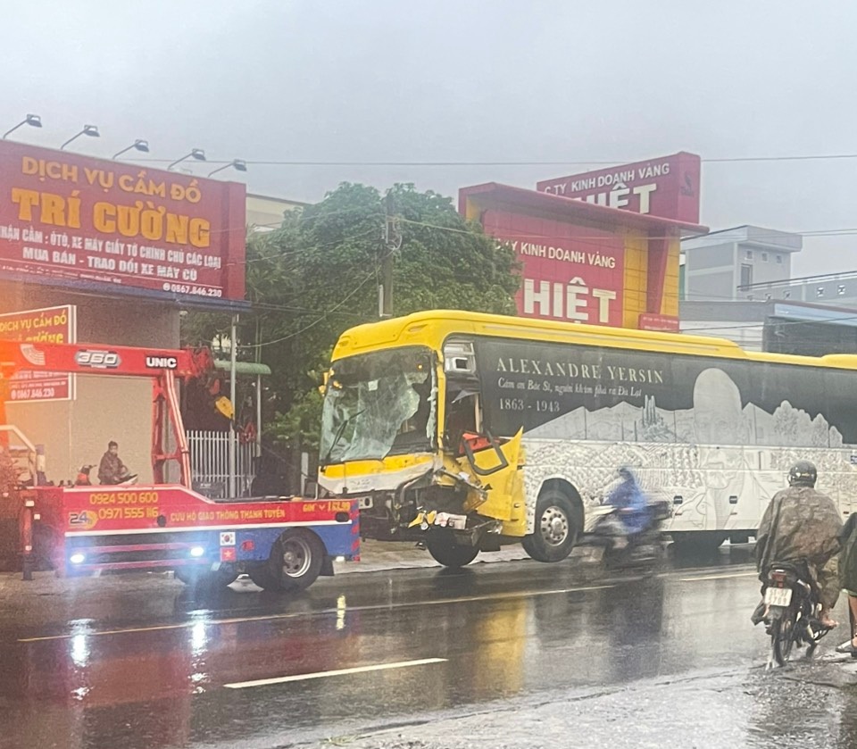 CLIP: Hiện trường vụ xe kh&aacute;ch Th&agrave;nh Bưởi v&agrave; &ocirc; t&ocirc; 16 chỗ t&ocirc;ng nhau khiến 9 người thương vong - Ảnh 2.